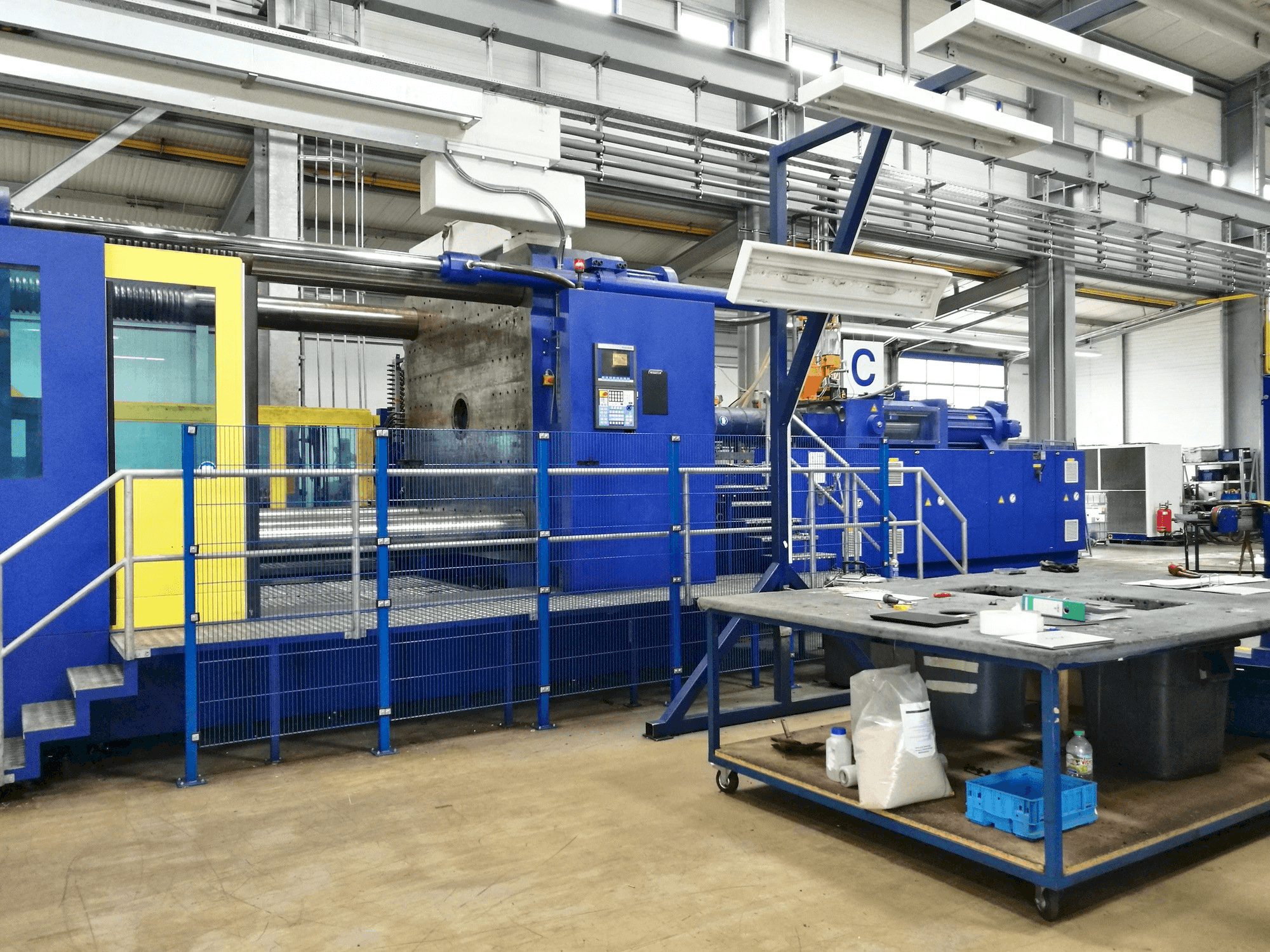 Vista frontale della macchina Krauss Maffei 2300-12000 MX