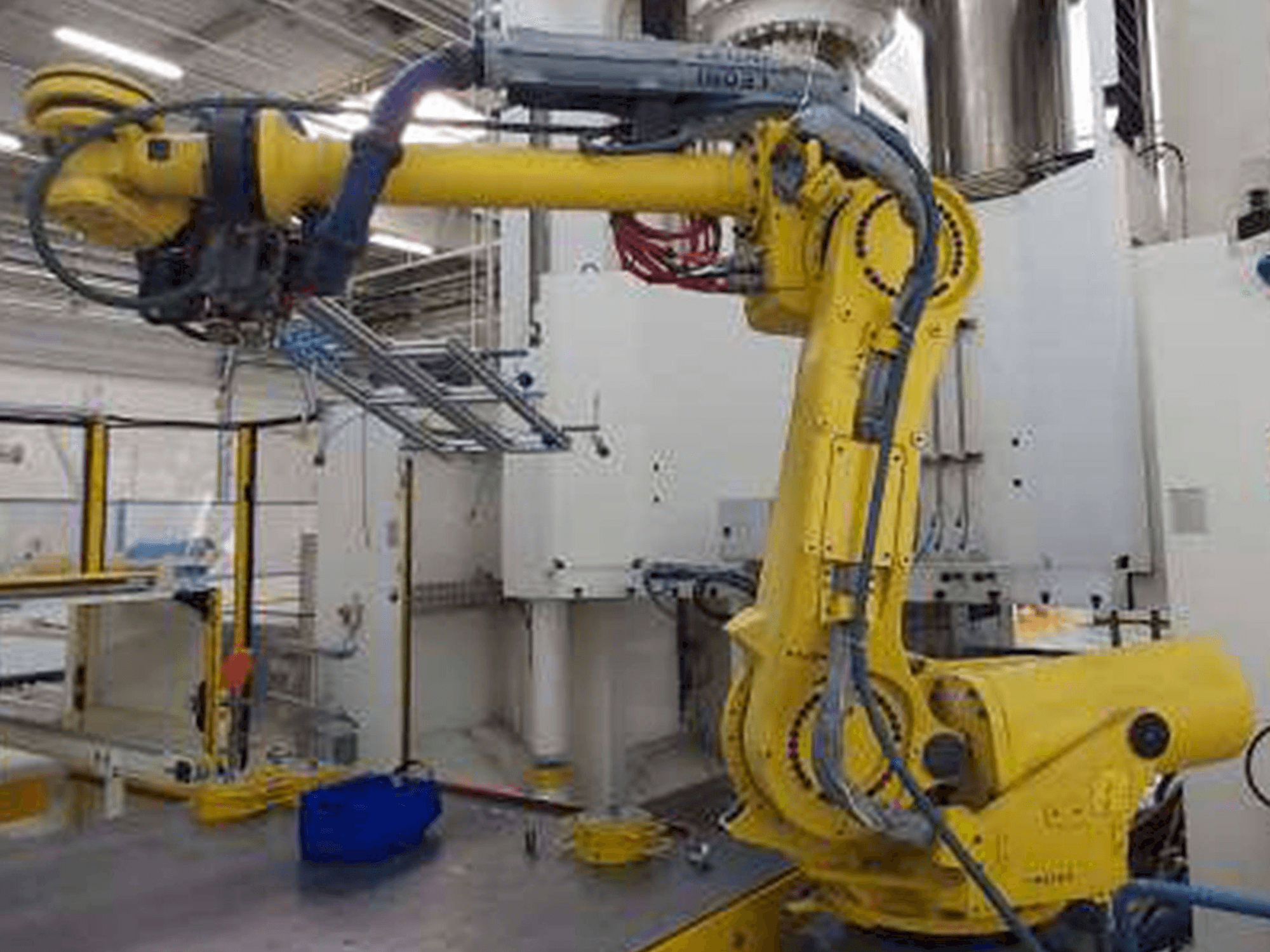 Vista frontale della macchina FANUC Robot R-2000iB/185L