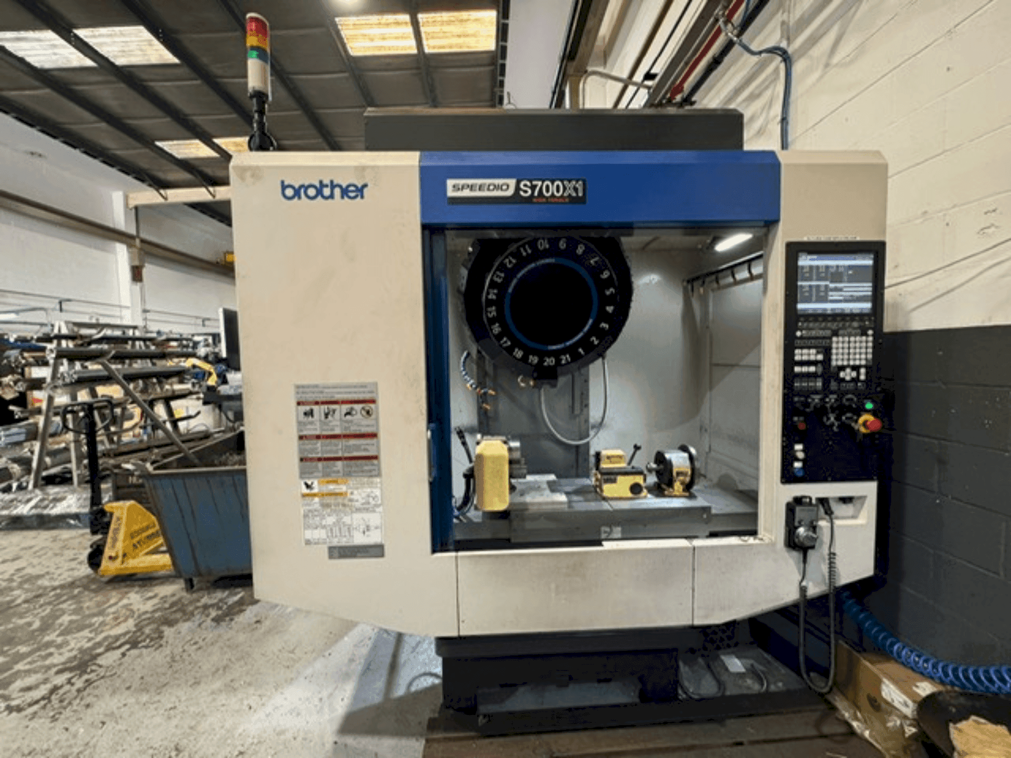 Vista frontale della macchina Brother Speedio S700X1