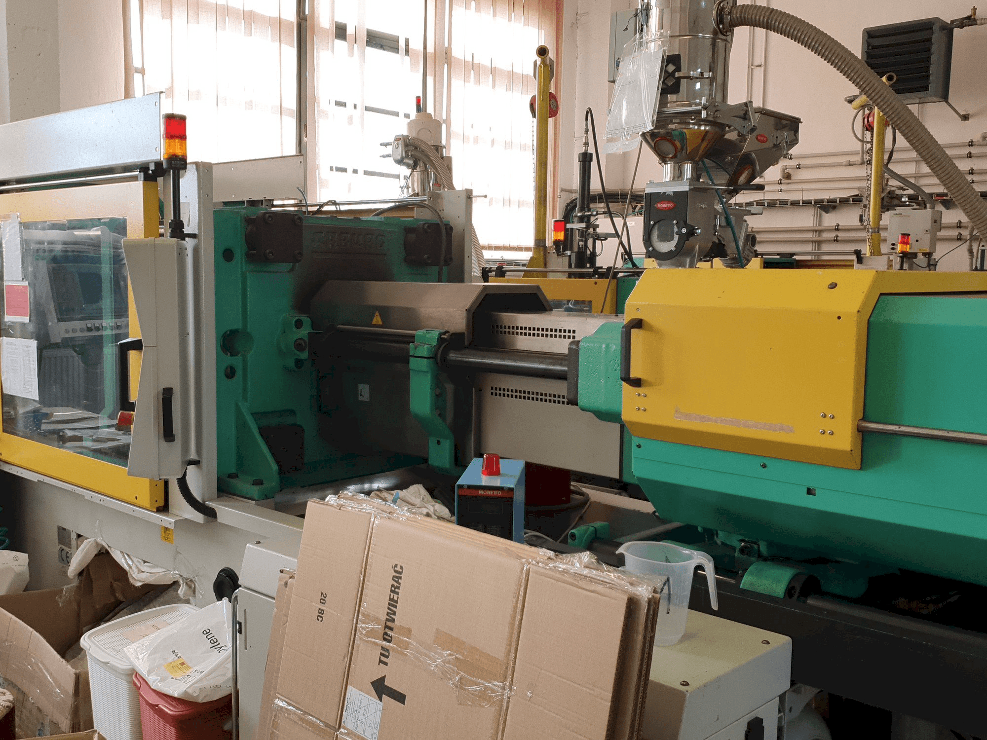 Vista frontale della macchina Arburg 570C 2200 - 1300