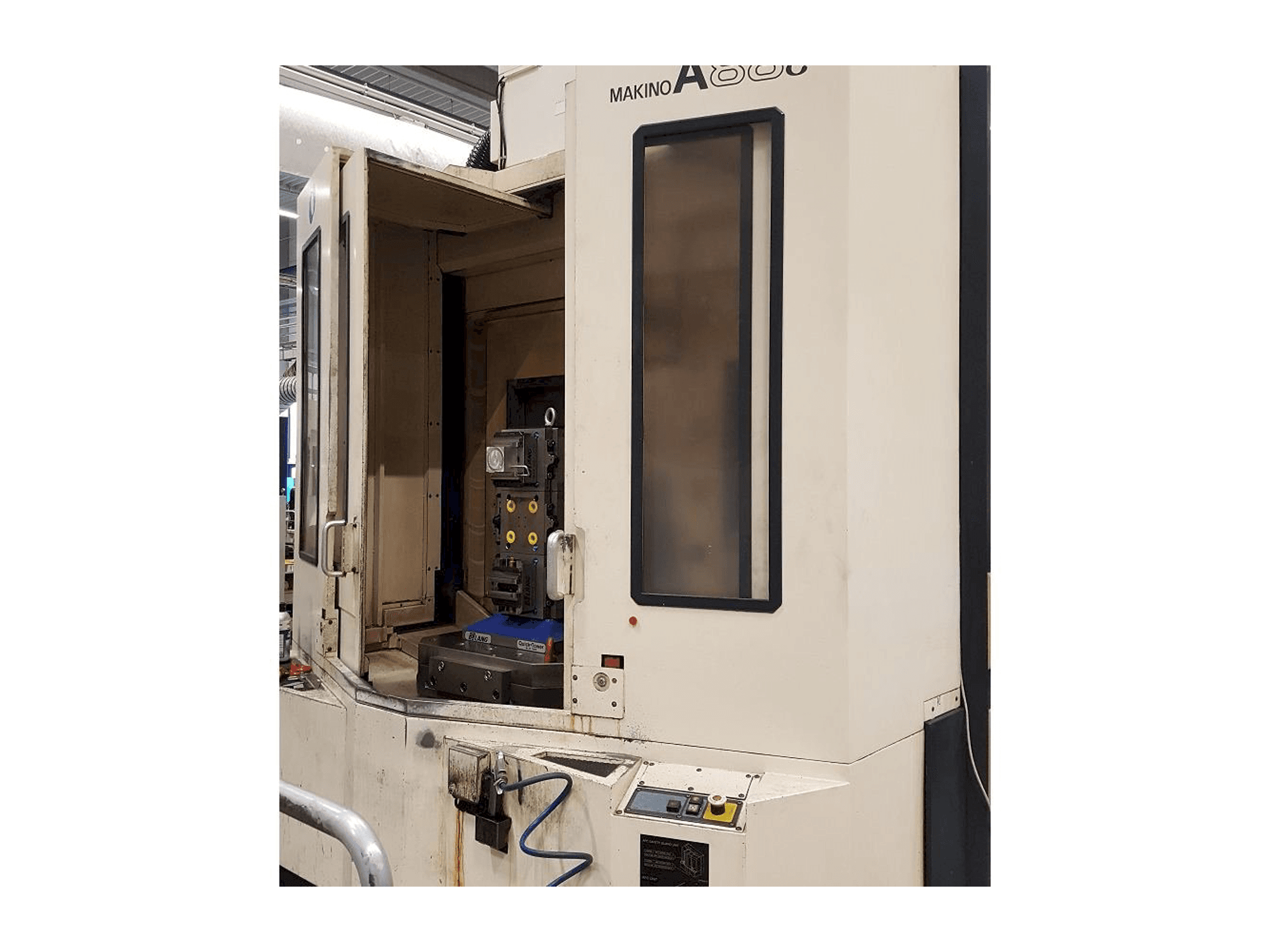 Vista frontale della macchina Makino A88E