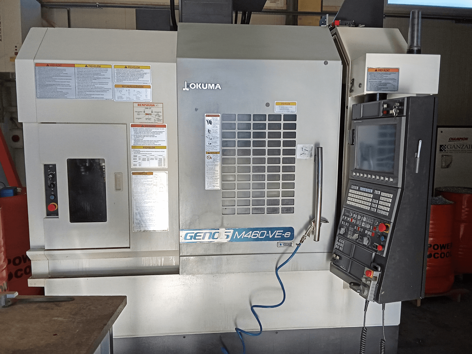 Centro di lavoro verticale Okuma M460R-VE, vista frontale, con pannello di controllo e dettagli dell'interfaccia operativa.