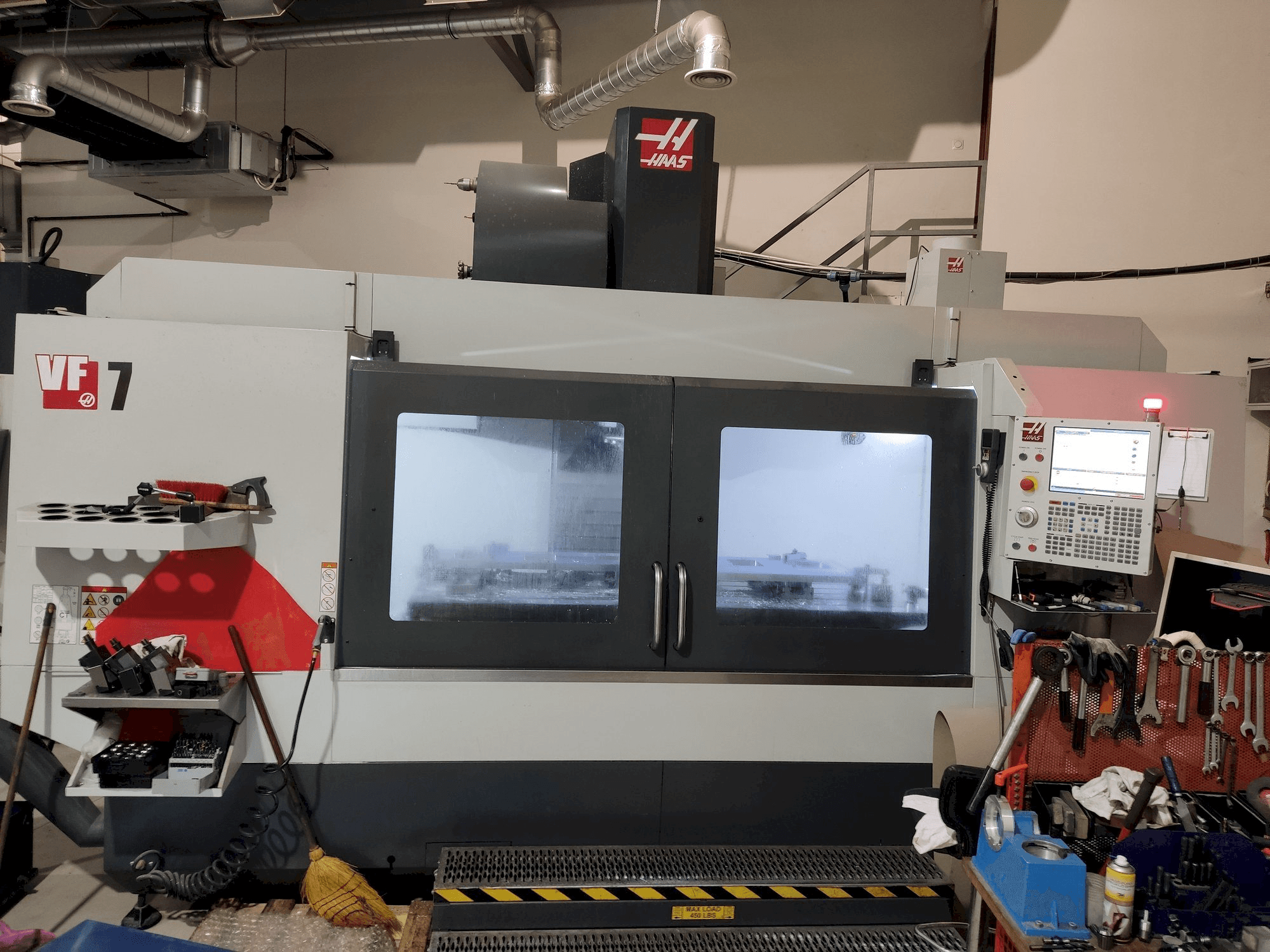 Vista frontale della macchina HAAS VF-7