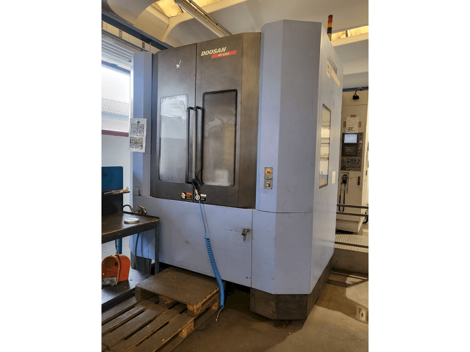 Vista frontale della macchina Doosan HP 6300
