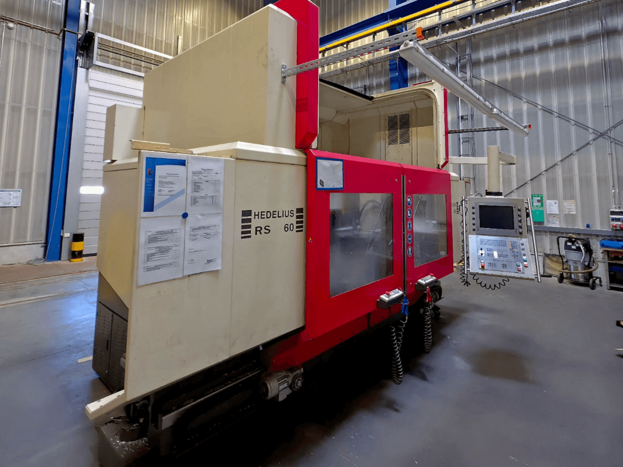 Centro di lavoro verticale HEDELIUS RS 60 K - 2000, vista laterale, pannello di controllo e istruzioni di sicurezza visibili.