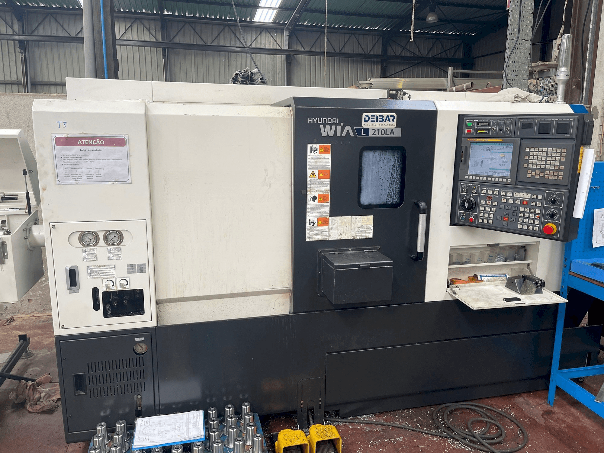 Vista frontale della macchina Hyundai Wia L210LA