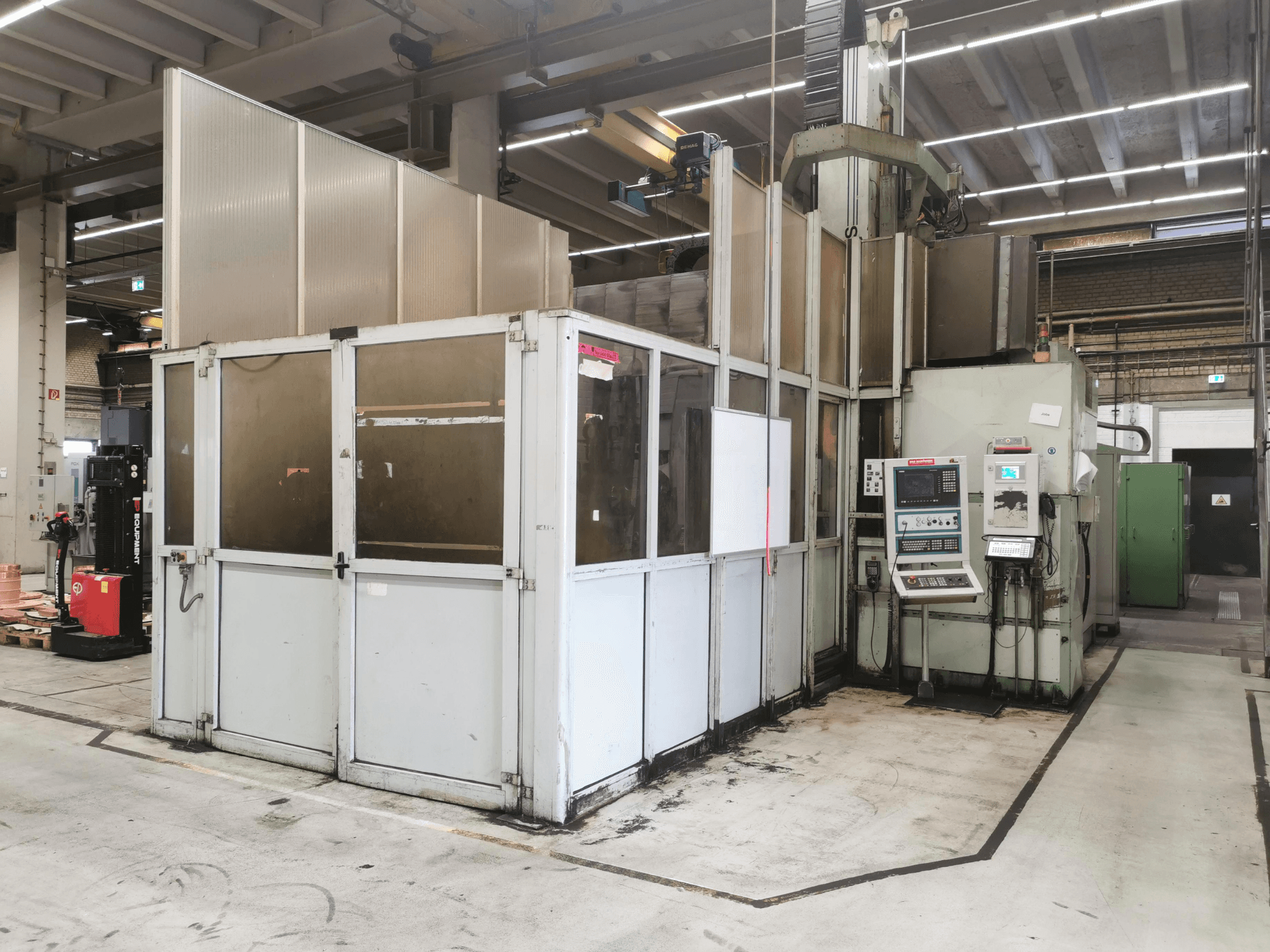 Fresatrice a portale JOBS Jomach 241, vista frontale, che mostra i comandi della macchina e la barriera di protezione in un ambiente industriale.