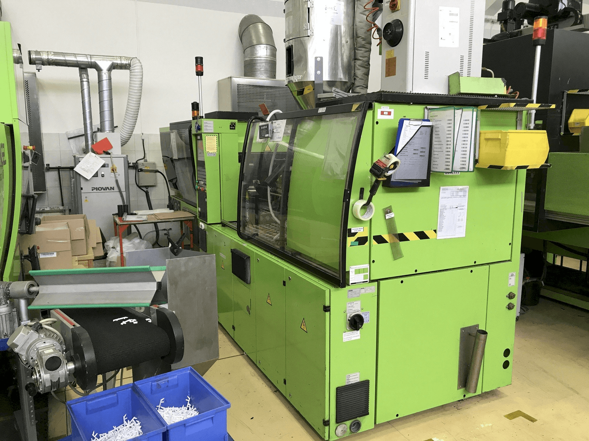 Vista frontale della macchina ENGEL VC 500/120 Focus