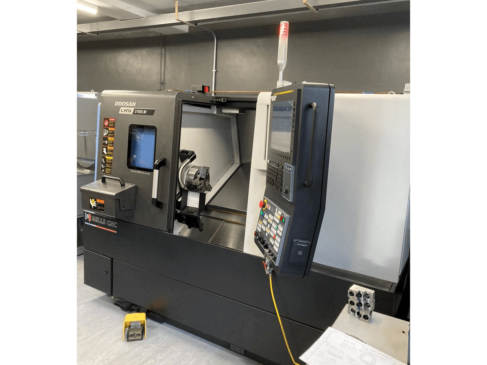 Vista frontale della macchina Doosan Lynx 2100 LMB