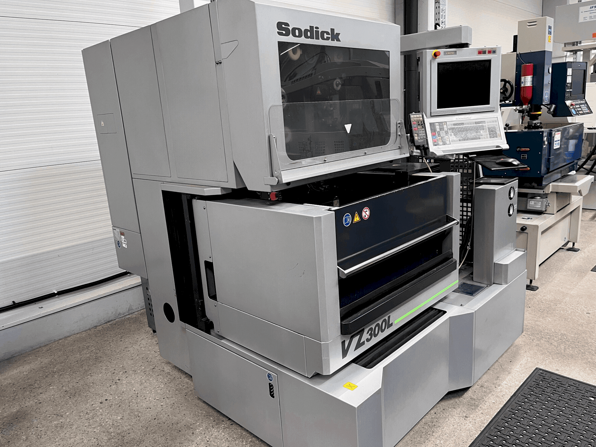 Vista laterale sinistra della macchina Sodick VZ 300L