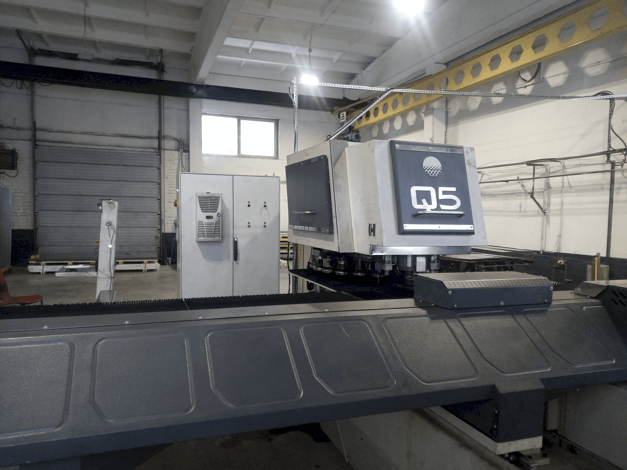 Vista frontale della macchina HACO Q5 – 3030 – 20 I