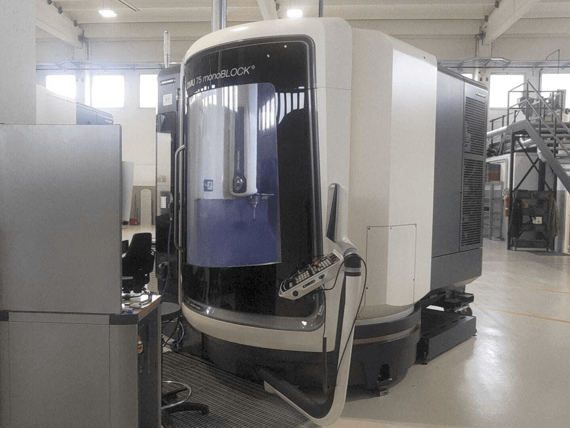Vista frontale della macchina DMG MORI DMU 75 monoBLOCK