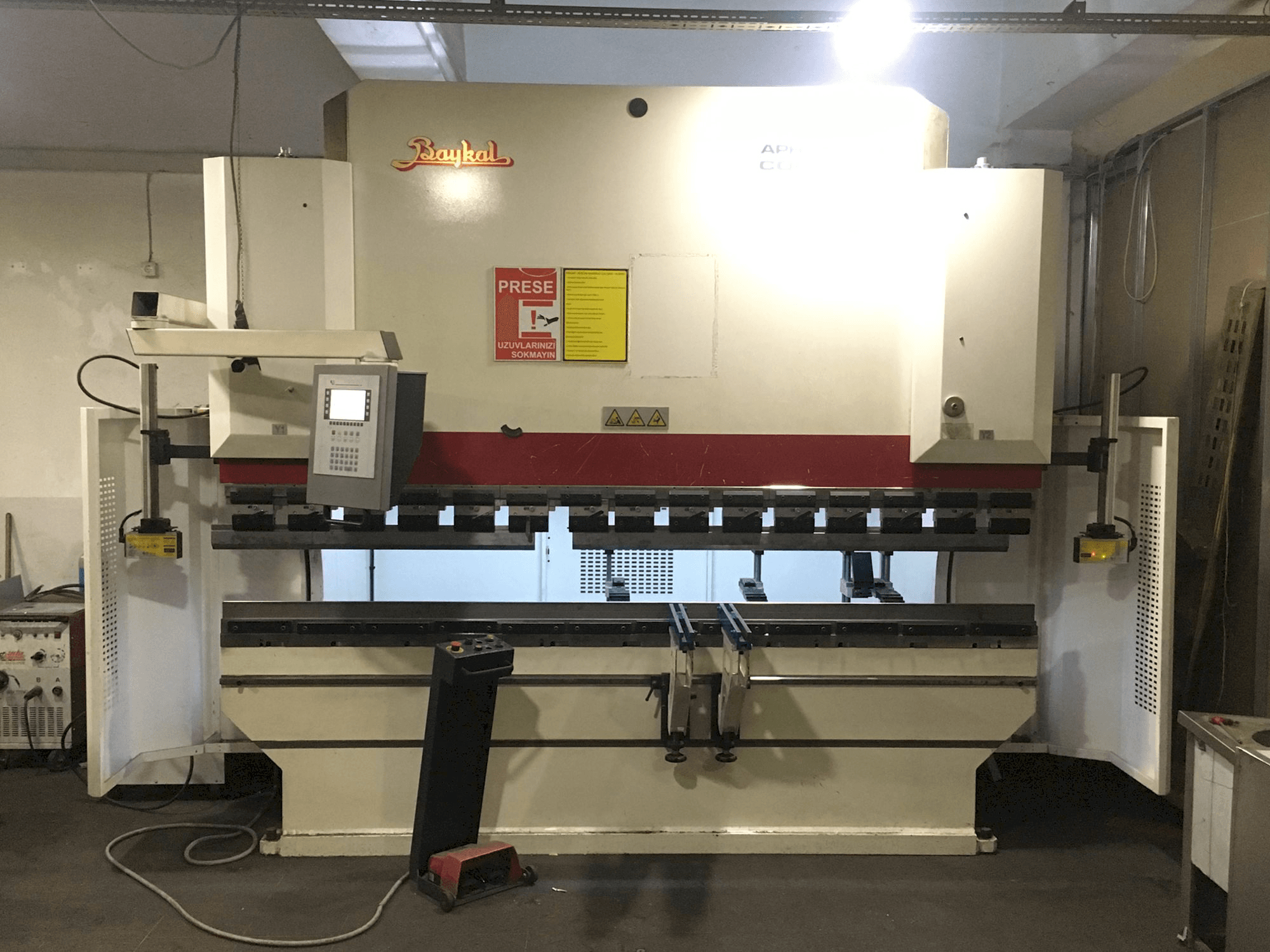 Vista frontale della macchina Baykal APHS 31120