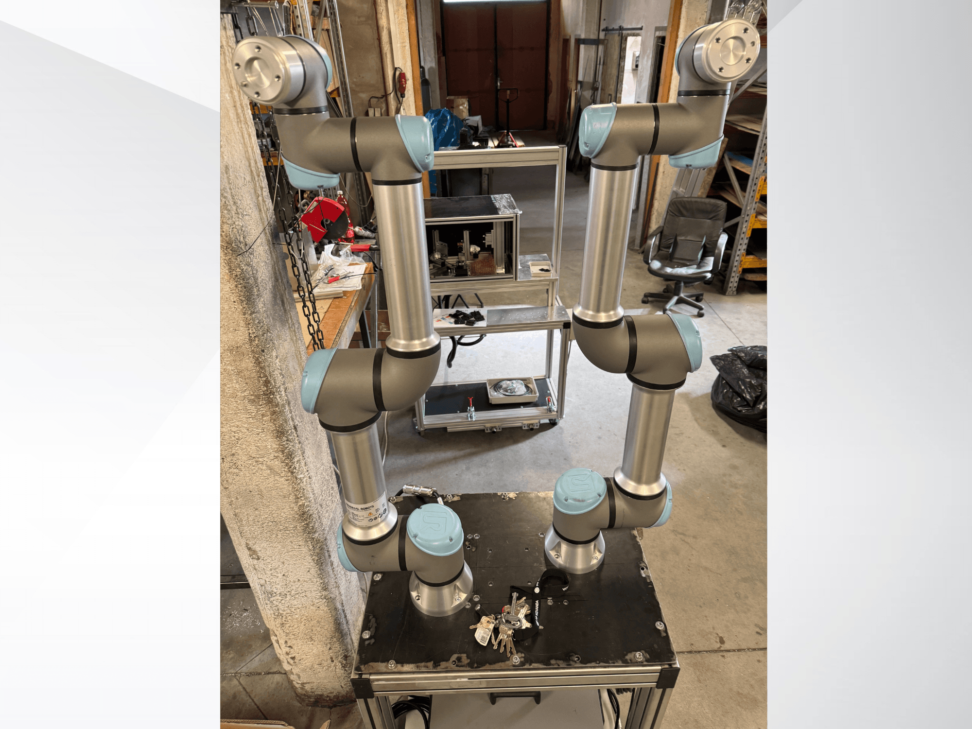 Il braccio robotico UR5e di Universal Robots visto dall'alto, che mette in evidenza la struttura in alluminio a più snodi e i giunti di colore grigio-blu.