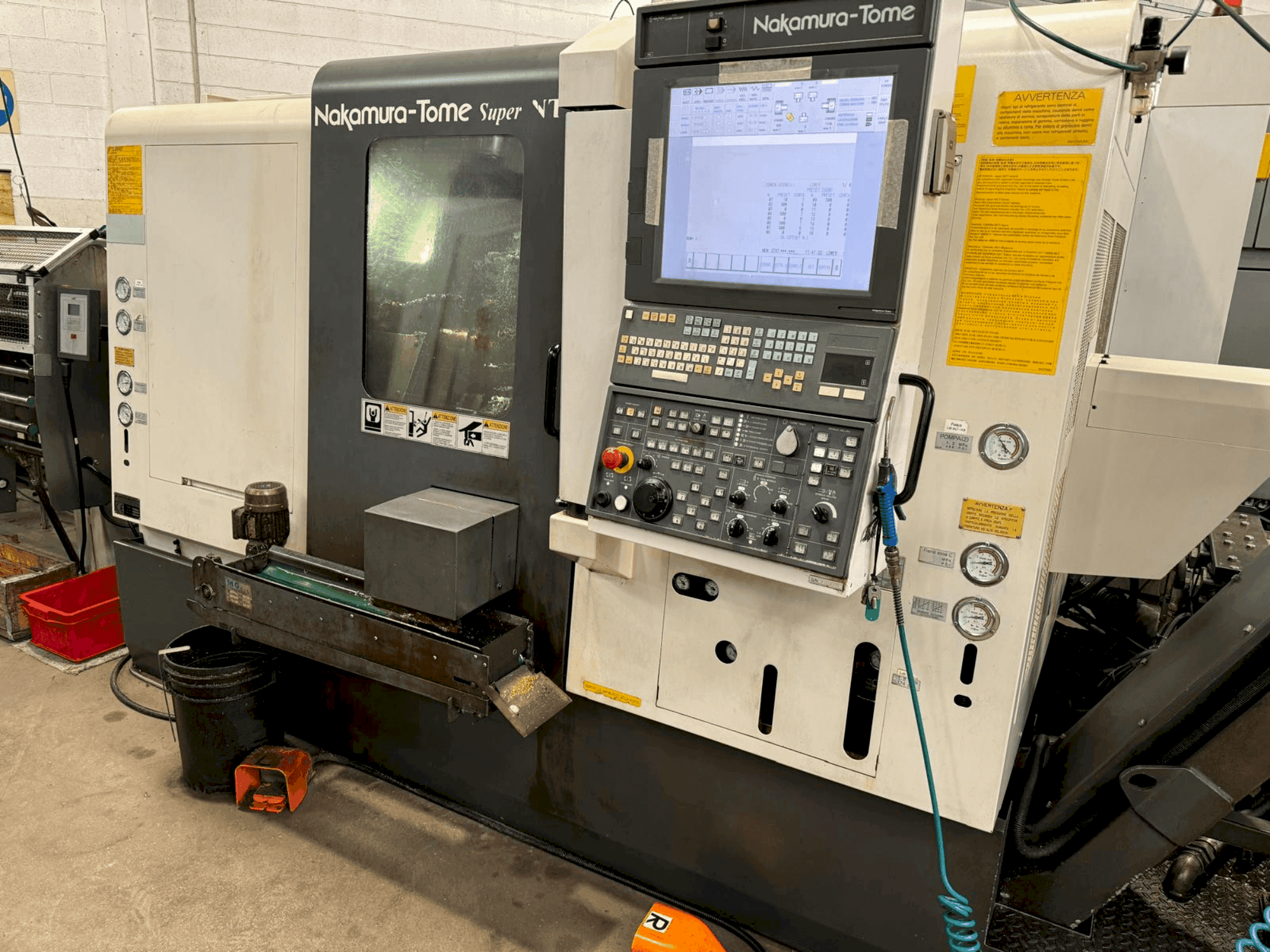 Vista frontale della macchina NAKAMURA Super NTY3-100