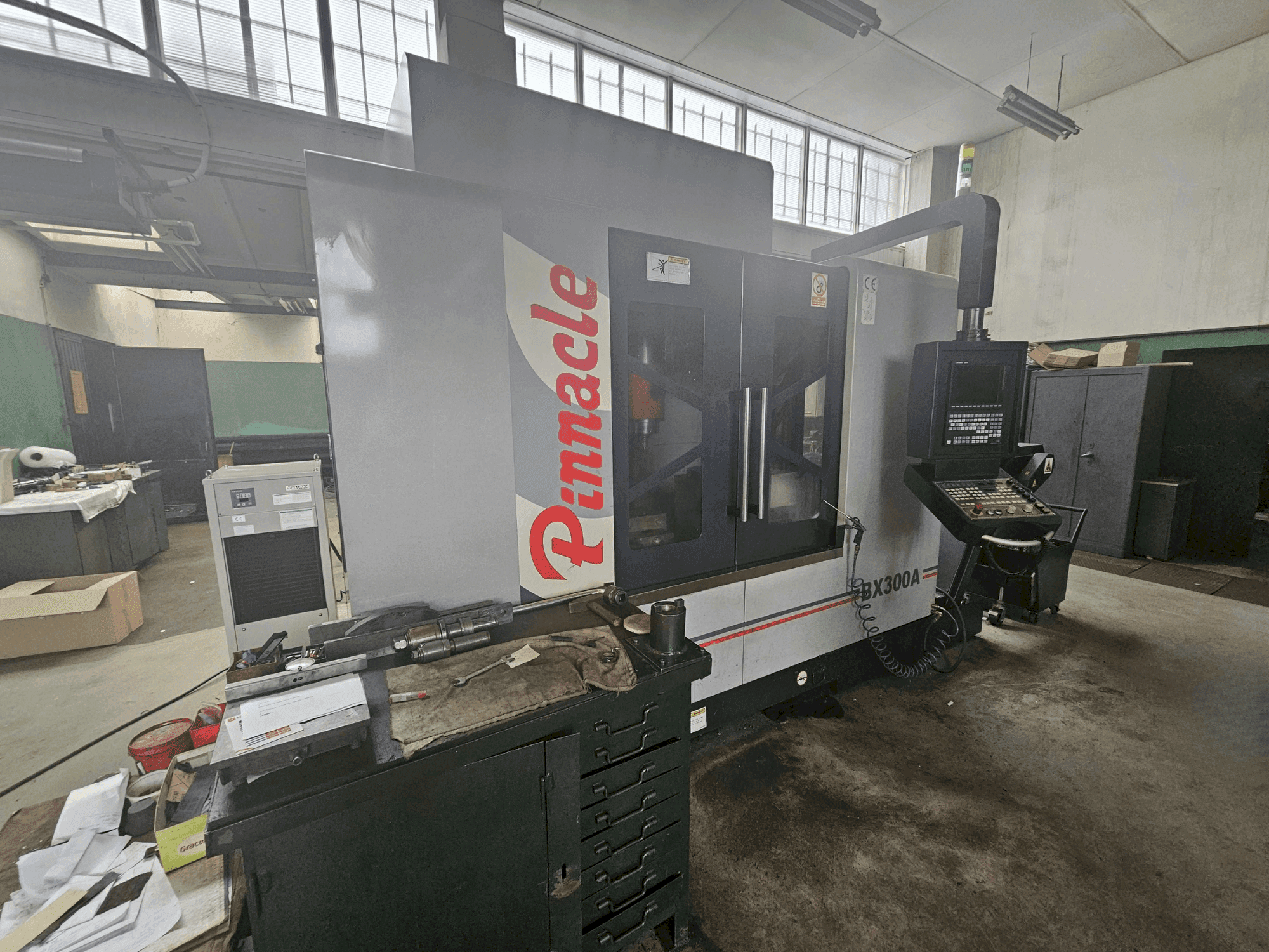 Vista frontale della macchina Pinnacle BX300A