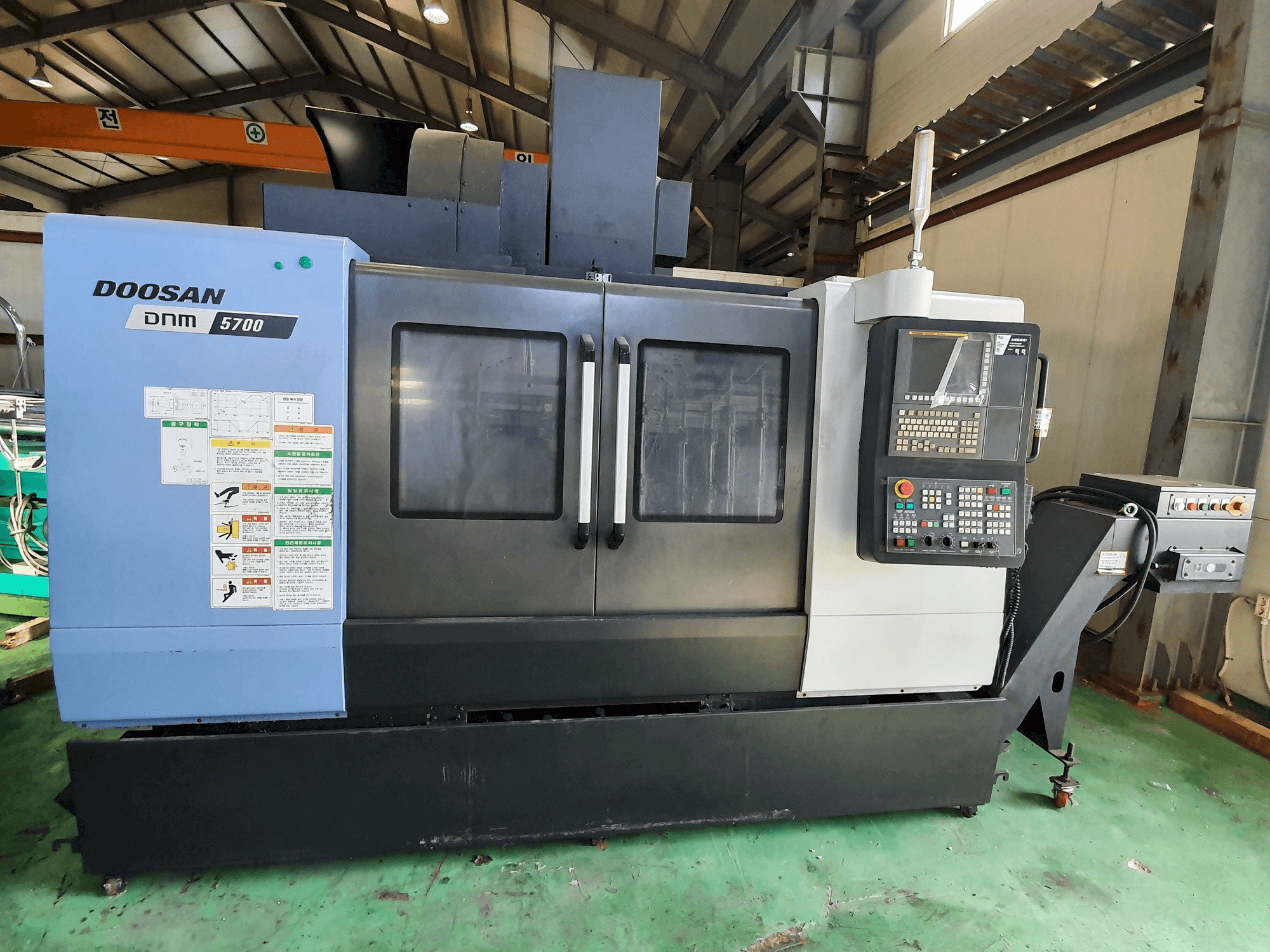 Vista frontale della macchina Doosan DNM5700