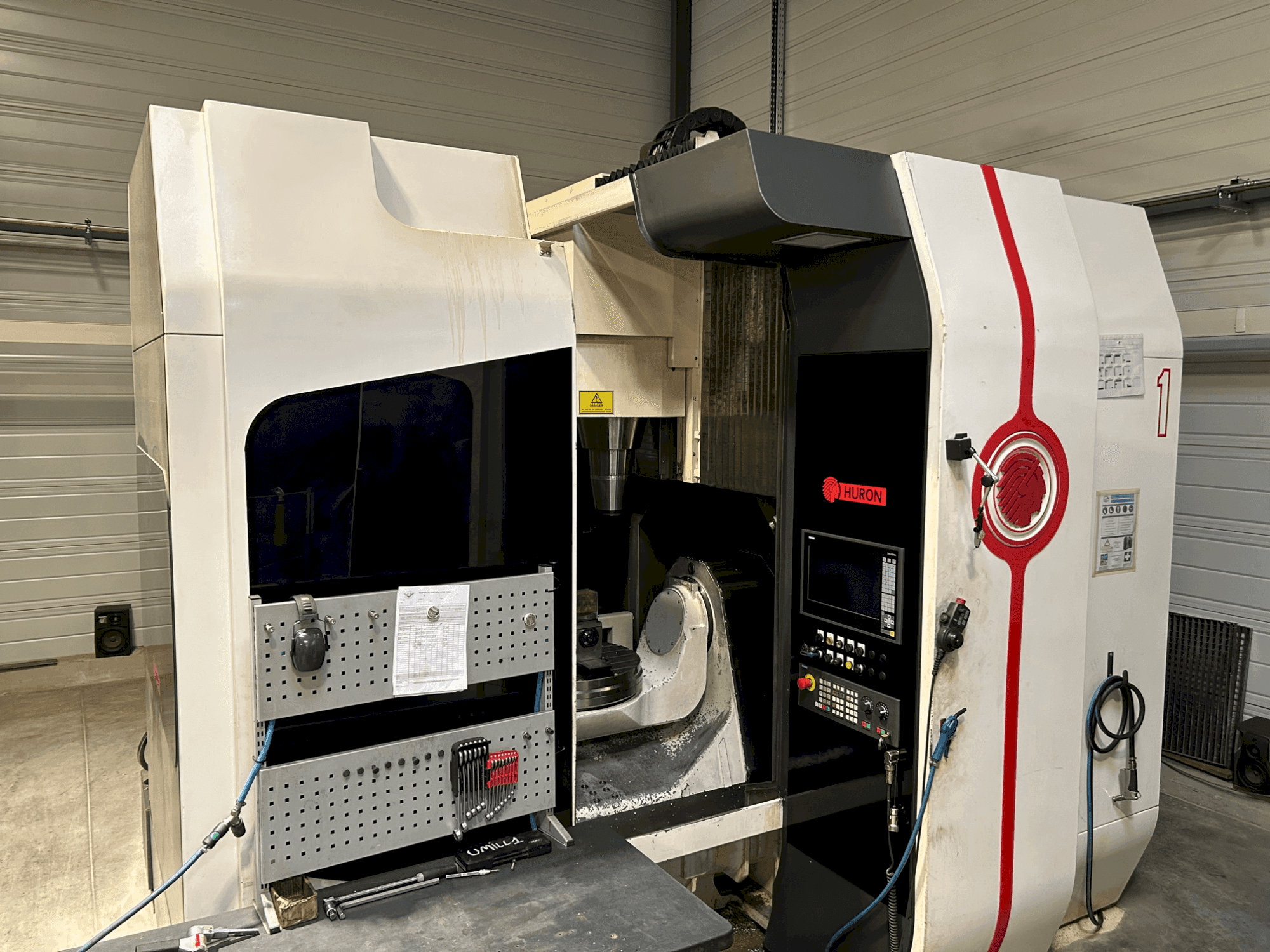 Vista frontale della macchina Huron UMILL 6