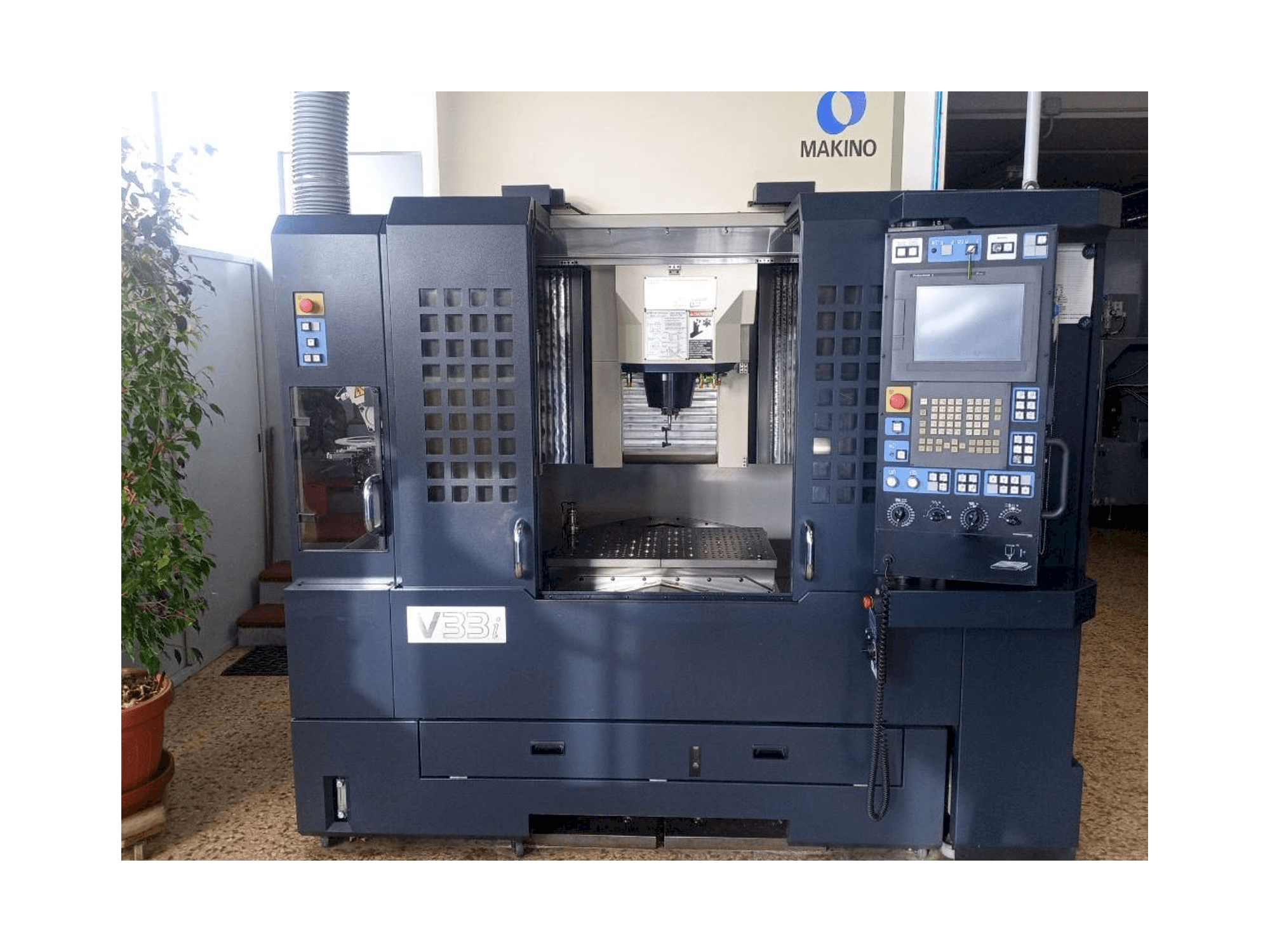 Vista frontale della macchina Makino V33i A15F