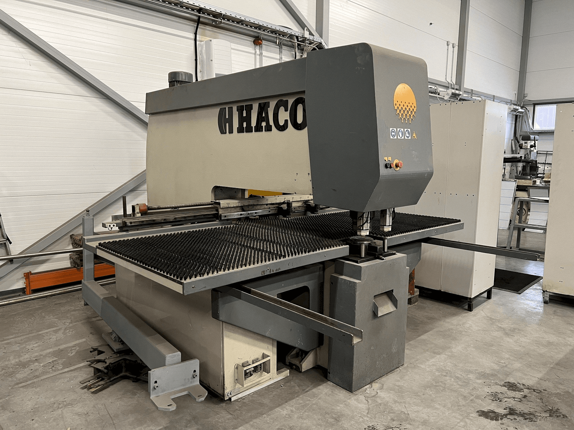 Vista frontale della macchina HACO PM 310V-3