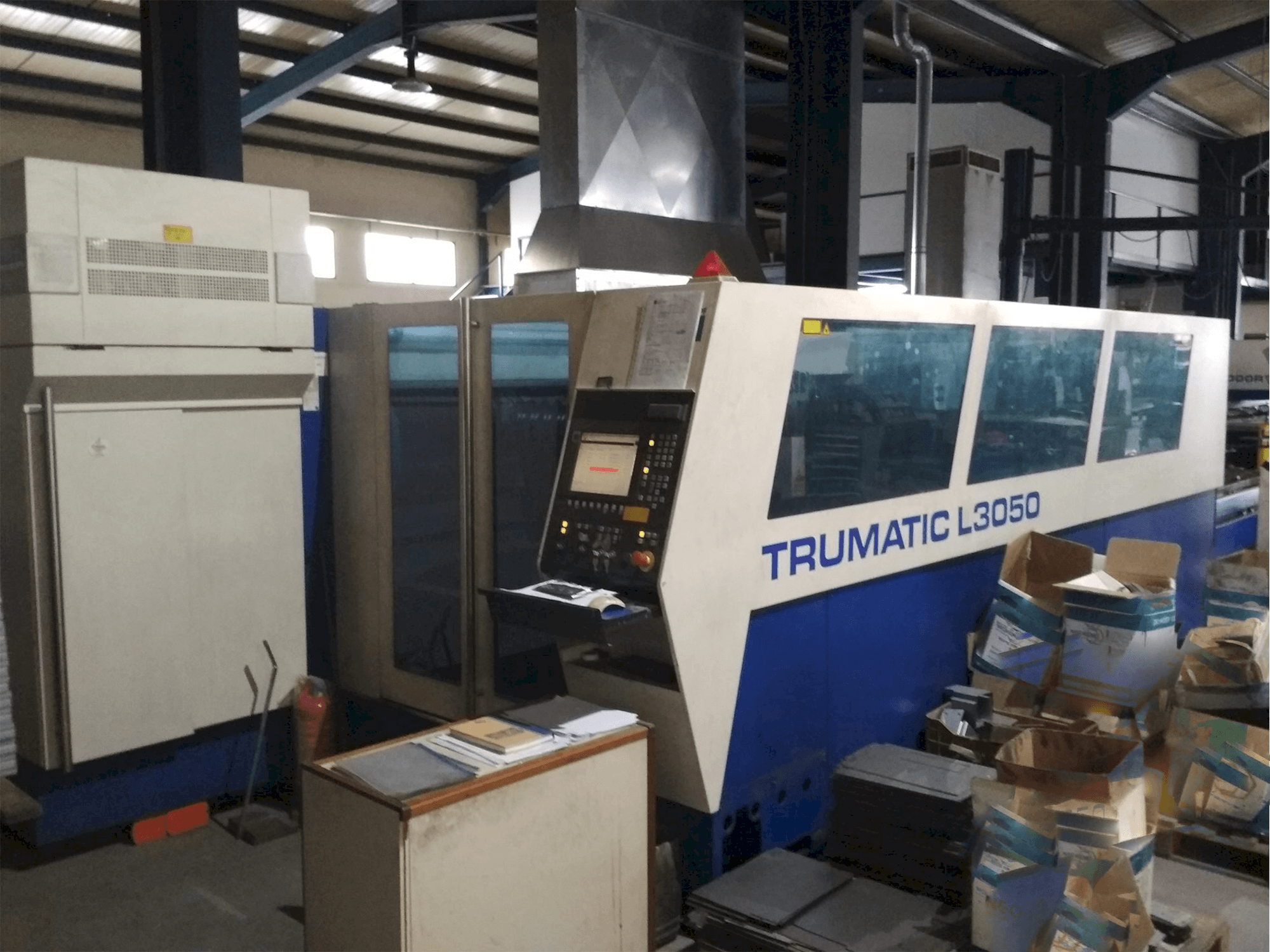 Vista frontale della macchina Trumpf Trumatic L3050 5kw