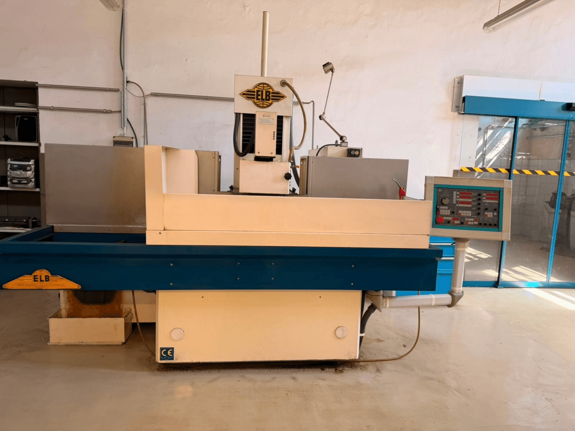 Rettificatrice per superfici ELB Schliff Perfket 6 SPS-NK, vista frontale con pannello di controllo e base blu, in un ambiente di officina.