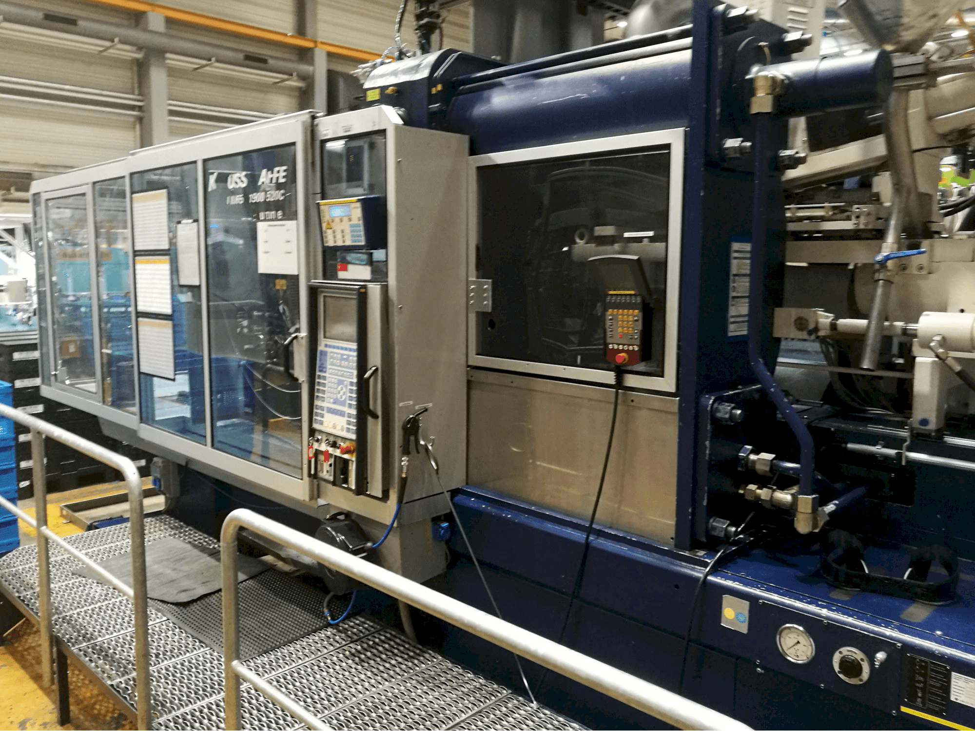 Vista lato destro della macchina Krauss Maffei 650-1900-520 CZ