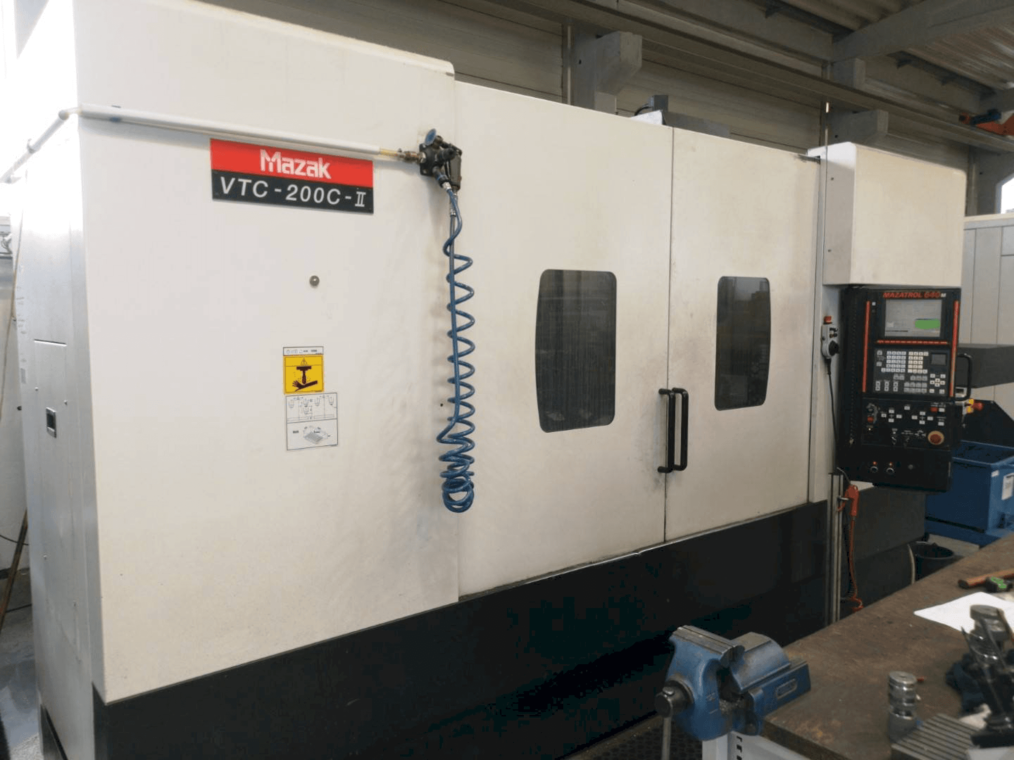 Vista frontale della macchina Mazak VTC200C-II