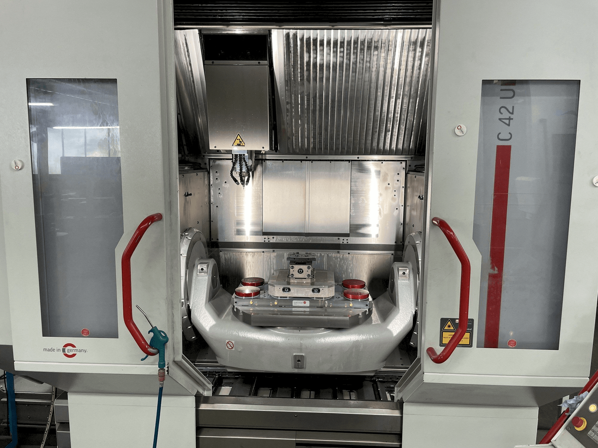 Vista frontale della macchina HERMLE C 42 U