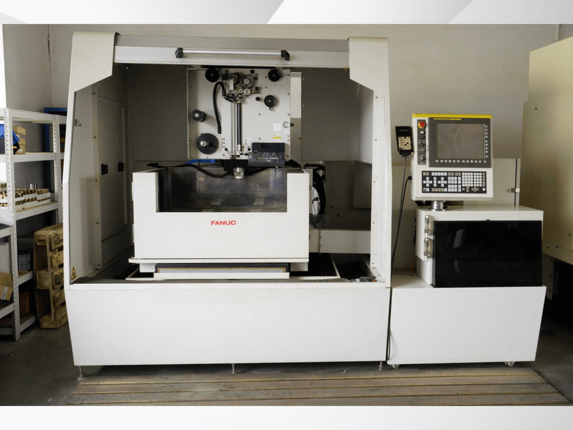 Macchina per elettroerosione a filo FANUC ROBOCUT alpha-1iD, vista frontale che mostra il pannello di controllo e le caratteristiche dell'area di lavoro.
