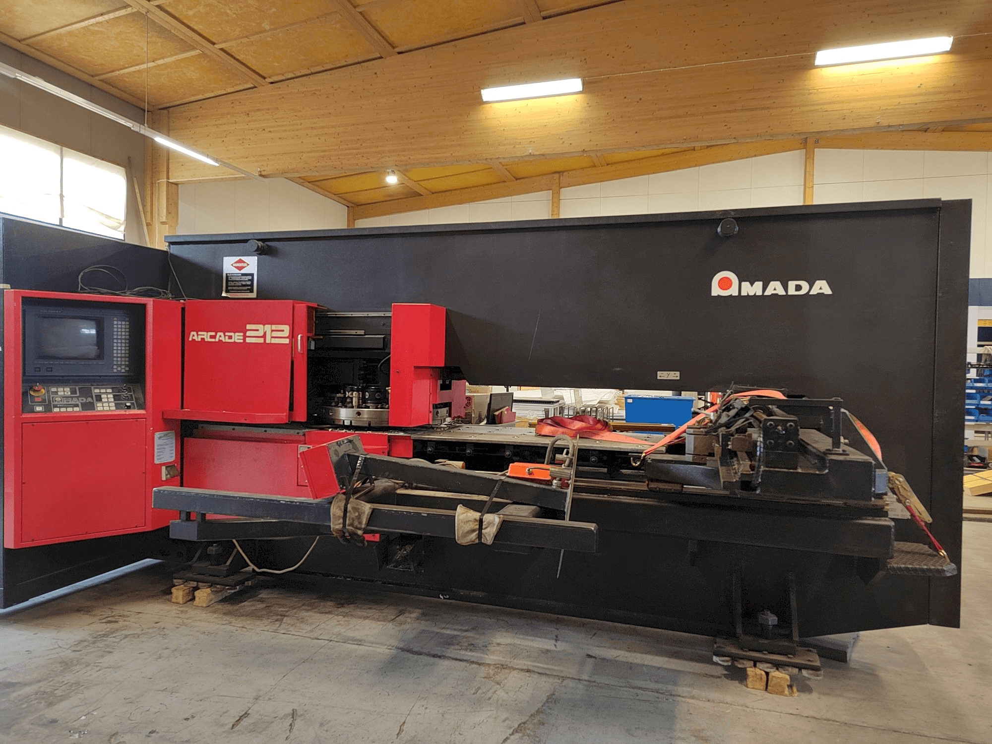 Vista frontale della macchina AMADA Arcade 212