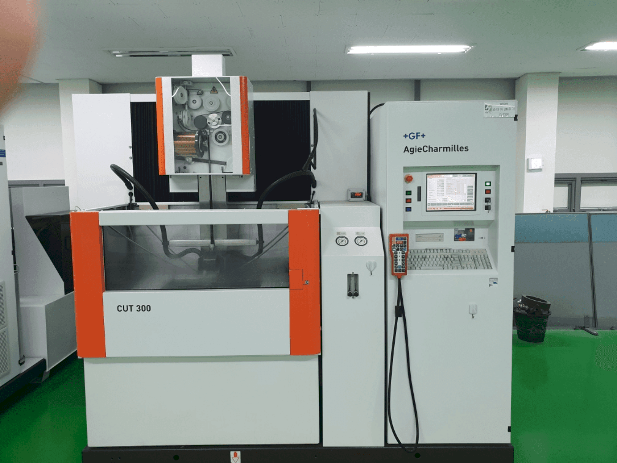 Vista frontale della macchina AGIE CUT 300