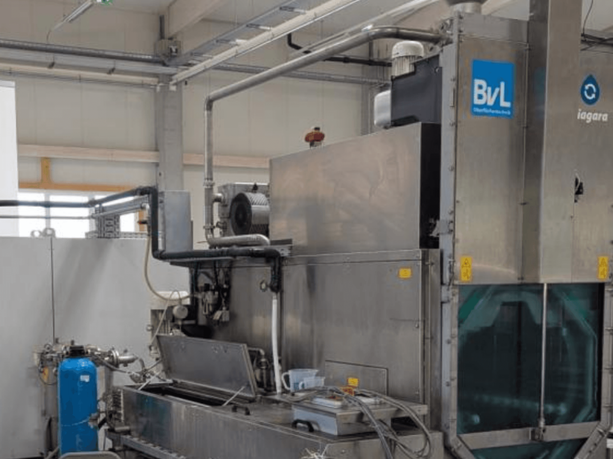 Macchina utensile BvL Niagara DFS 800-2T in un ambiente industriale, vista laterale che mostra la struttura metallica e i tubi flessibili collegati.