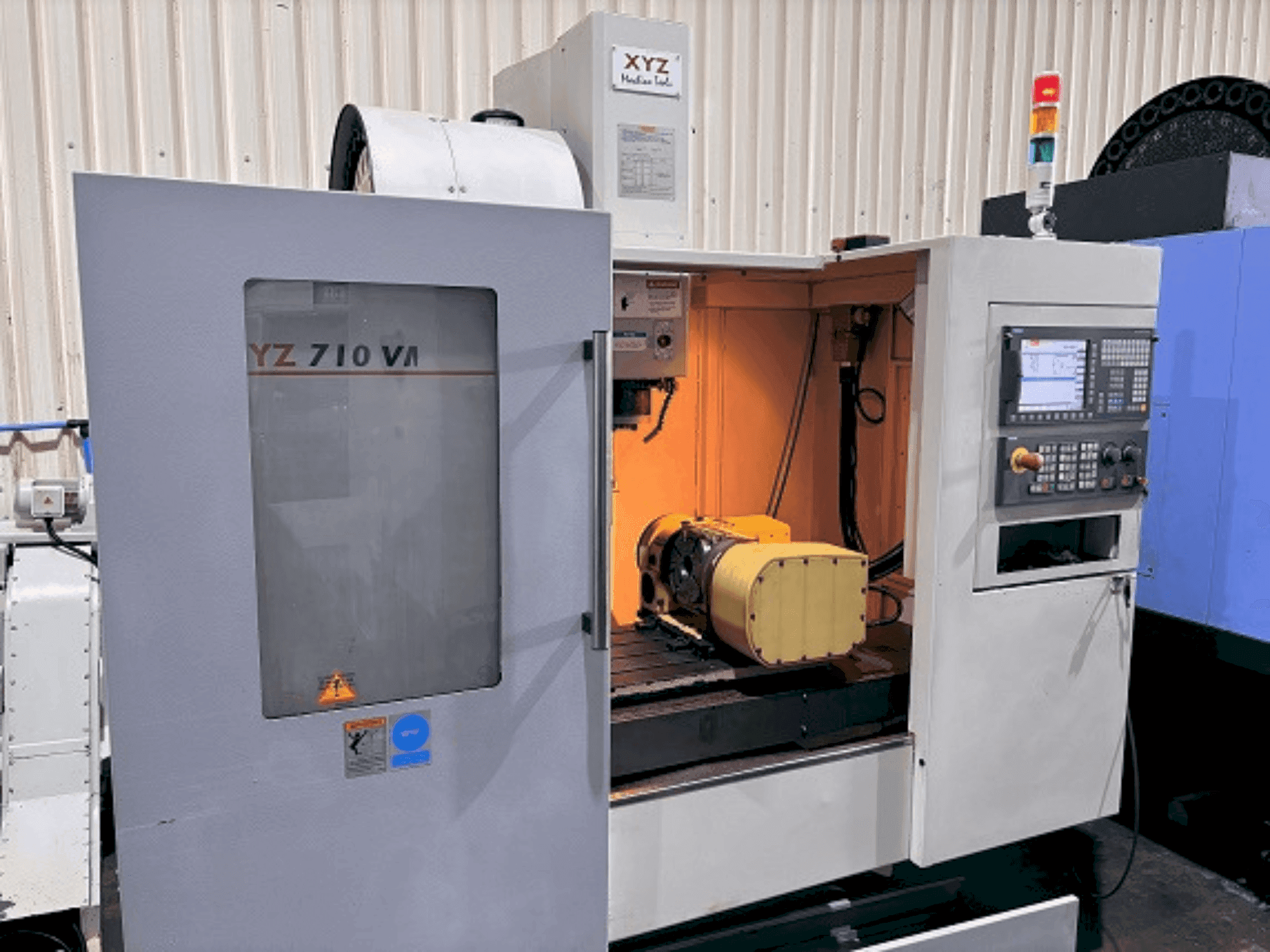 Vista frontale della macchina XYZ 710 VMC