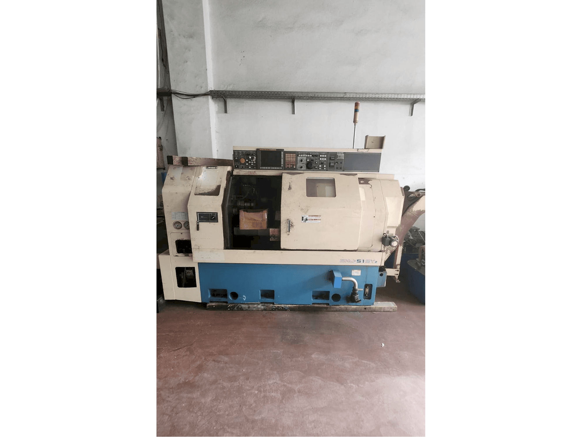 Vista frontale della macchina Miyano BNJ 42 SY