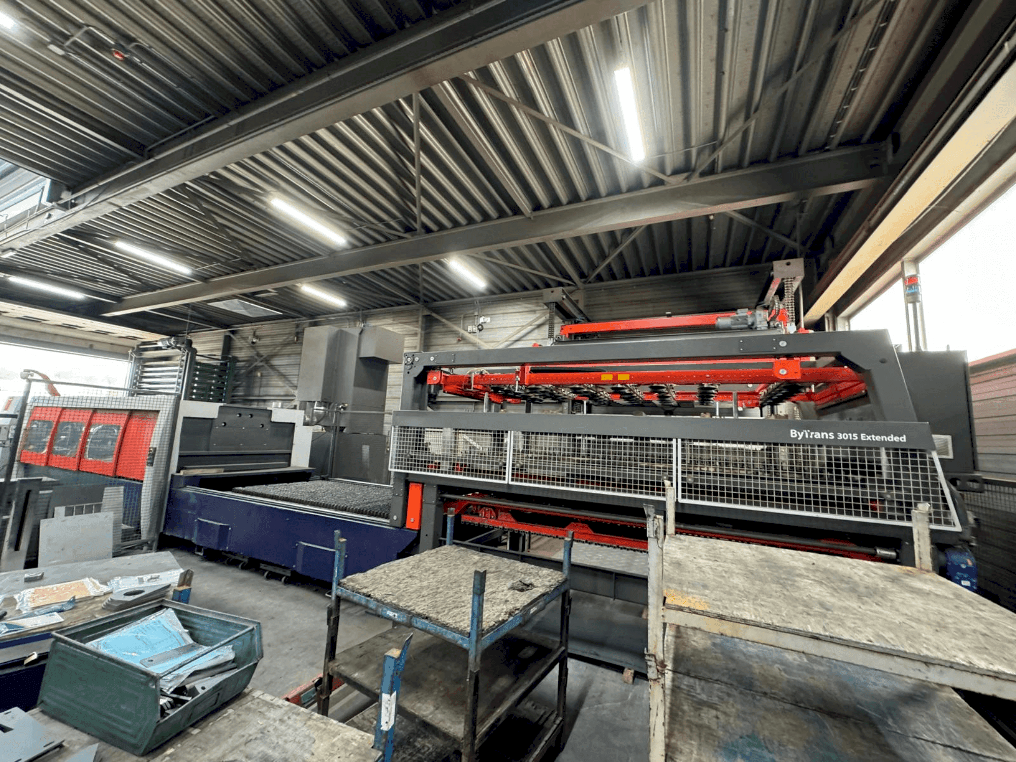 Vista frontale della macchina Bystronic Bytower 3015 + Bytrans Extended 3015