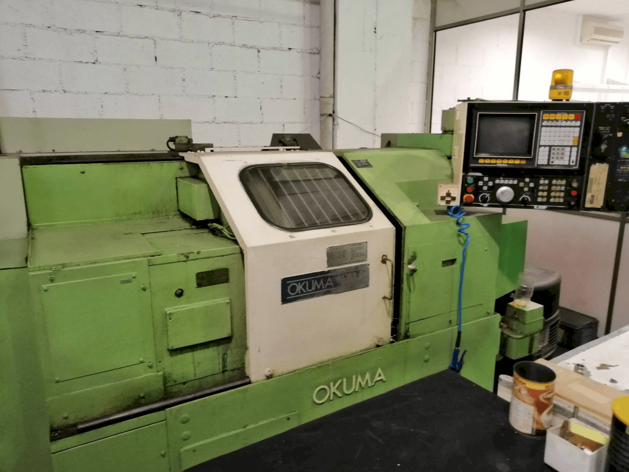 Vista frontale della macchina Okuma LB15