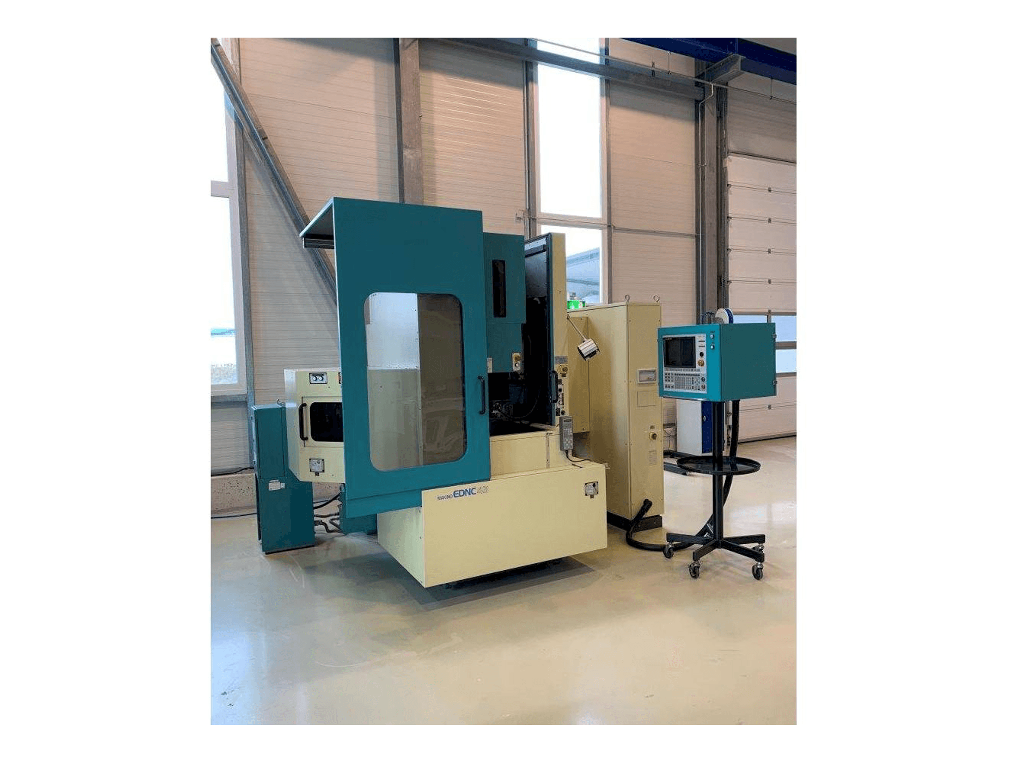 Vista frontale della macchina Makino EDNC43