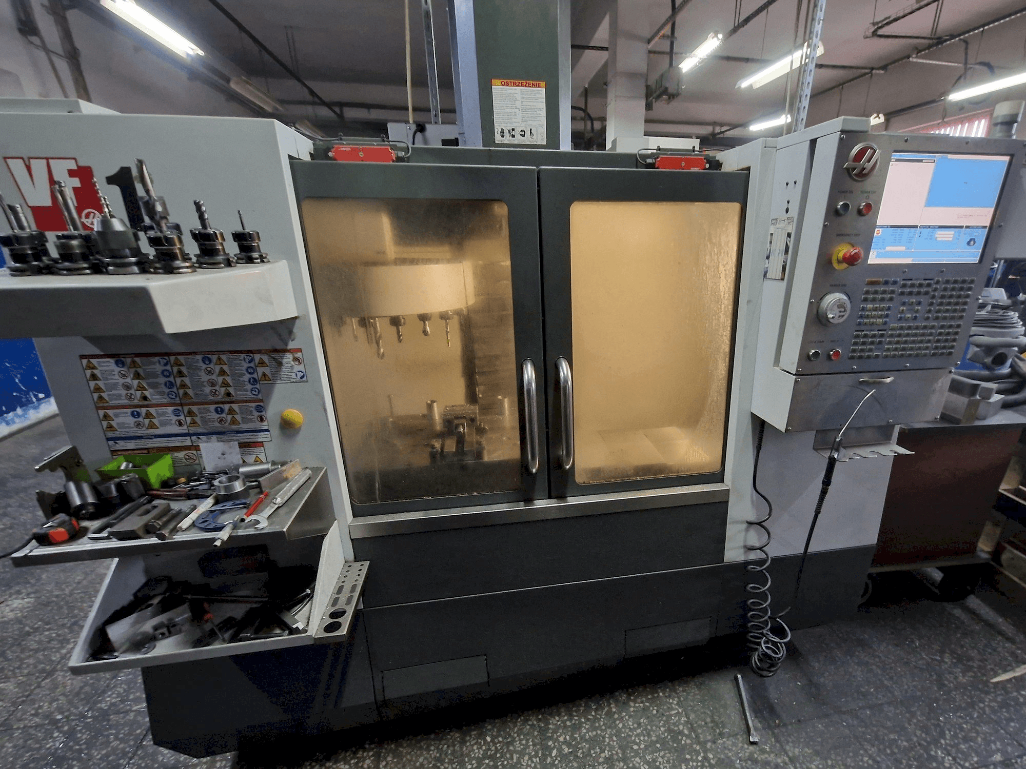 Vista frontale della macchina HAAS VF-1