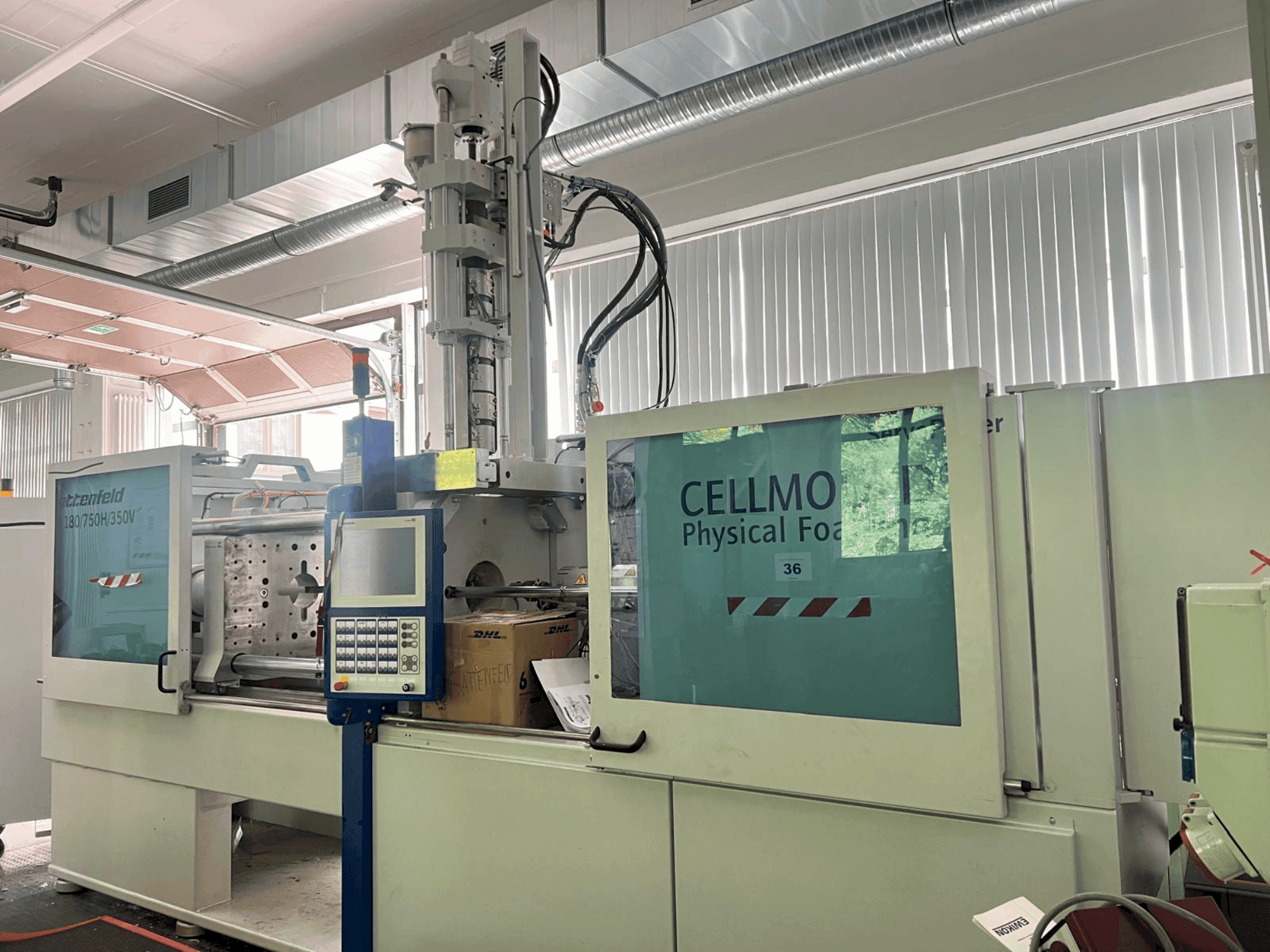 Vista frontale della macchina WITTMANN Battenfeld HM 180/750H/350V