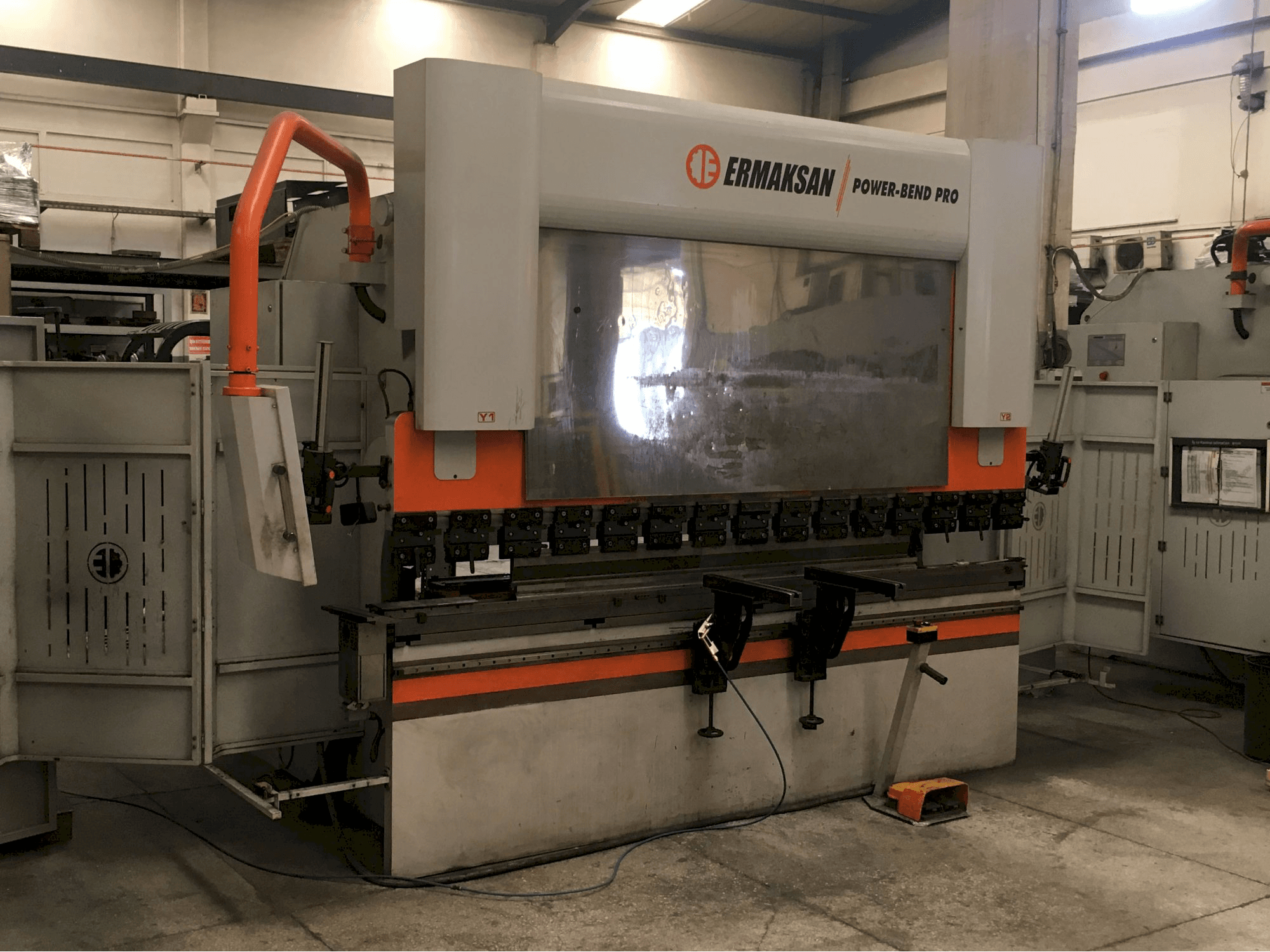 Vista lato sinistro della macchina ERMAKSAN POWER-BEND PRO 3100x135