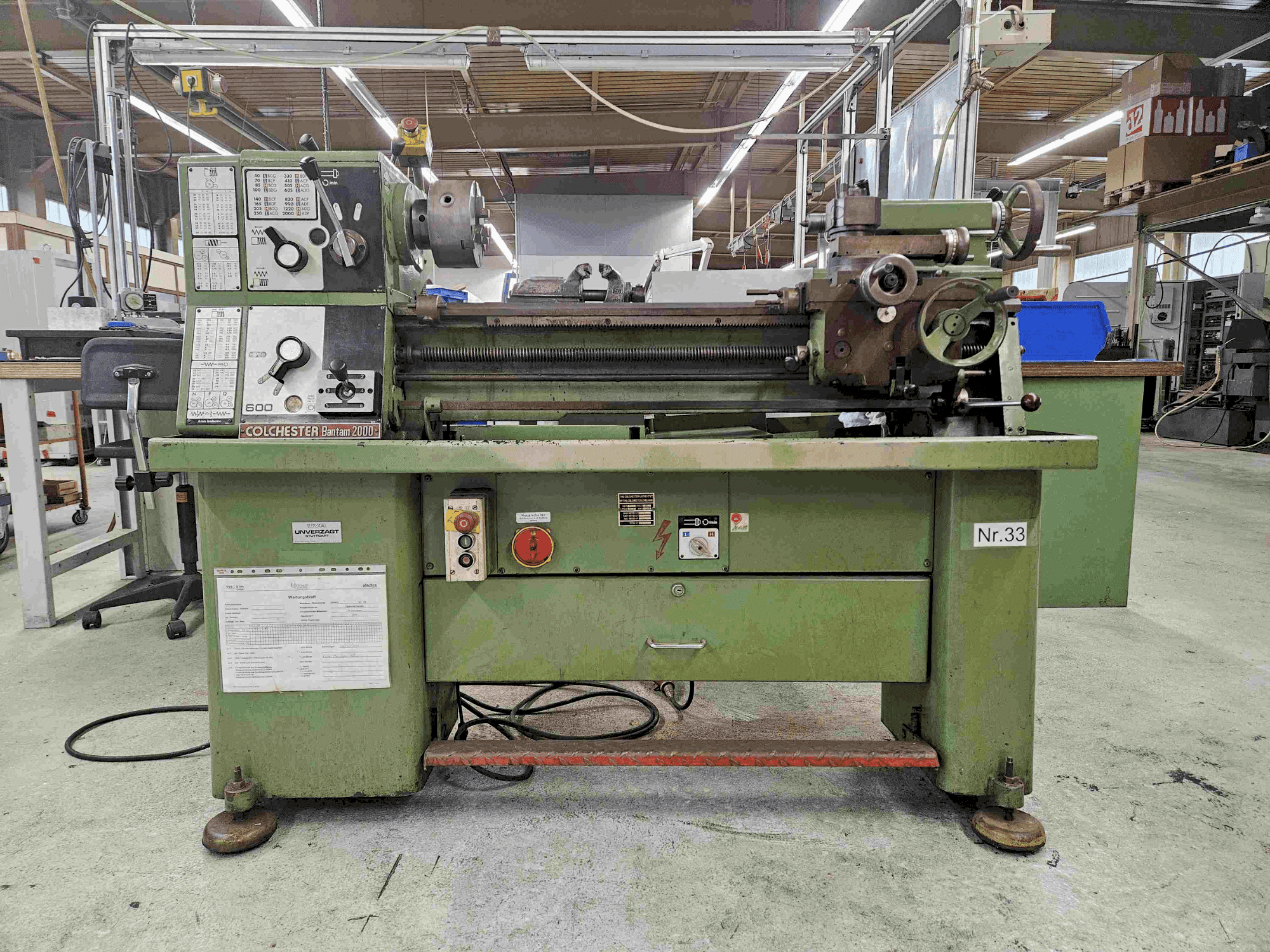 Vista frontale della macchina Colchester Bantam 2000