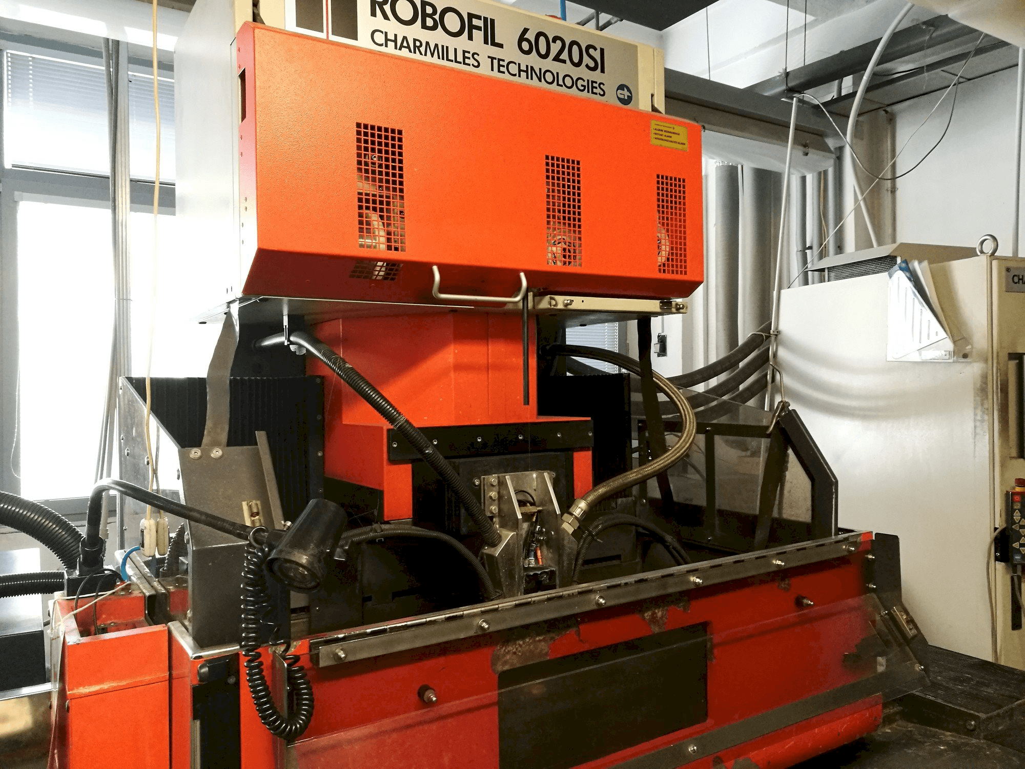 Vista frontale della macchina CHARMILLES Robofil 6020 SI