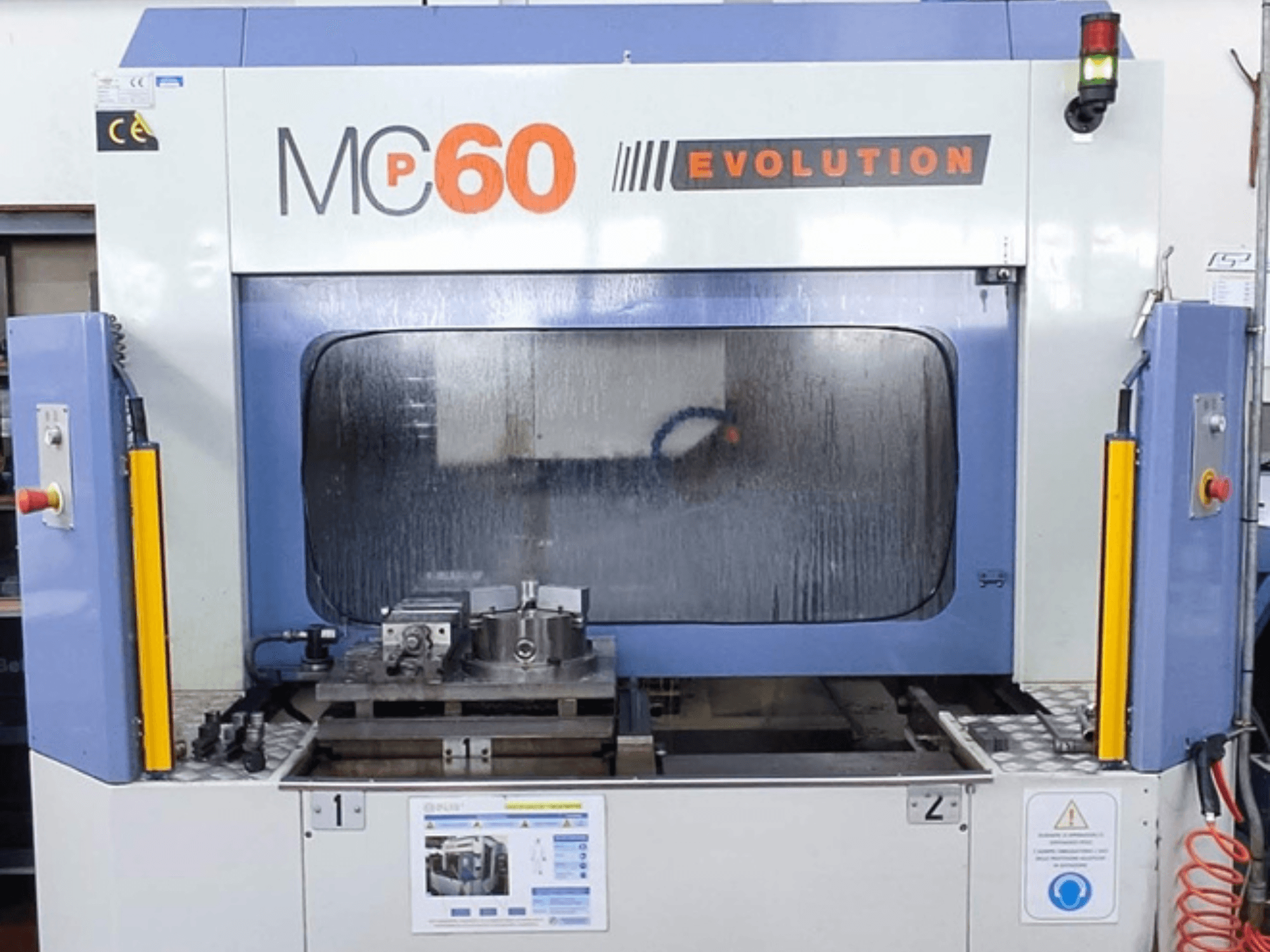Centro di lavoro verticale FAMUP MCP 60 E vista frontale, con pannello di controllo e utensili nell'area di lavoro.