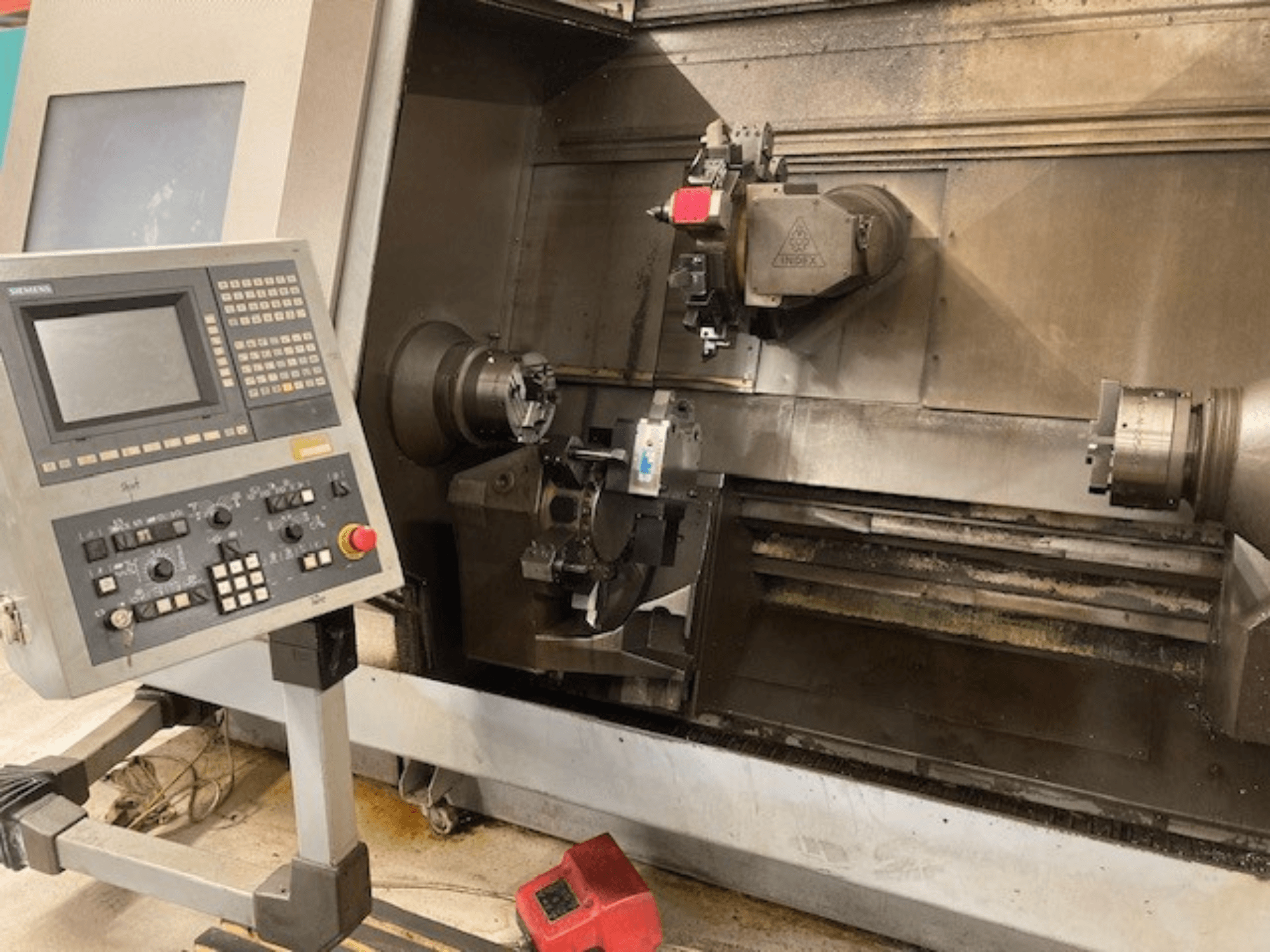 Tornio orizzontale Index G300 L YB con pannello di controllo, mandrino a vista e area di lavoro, vista frontale.