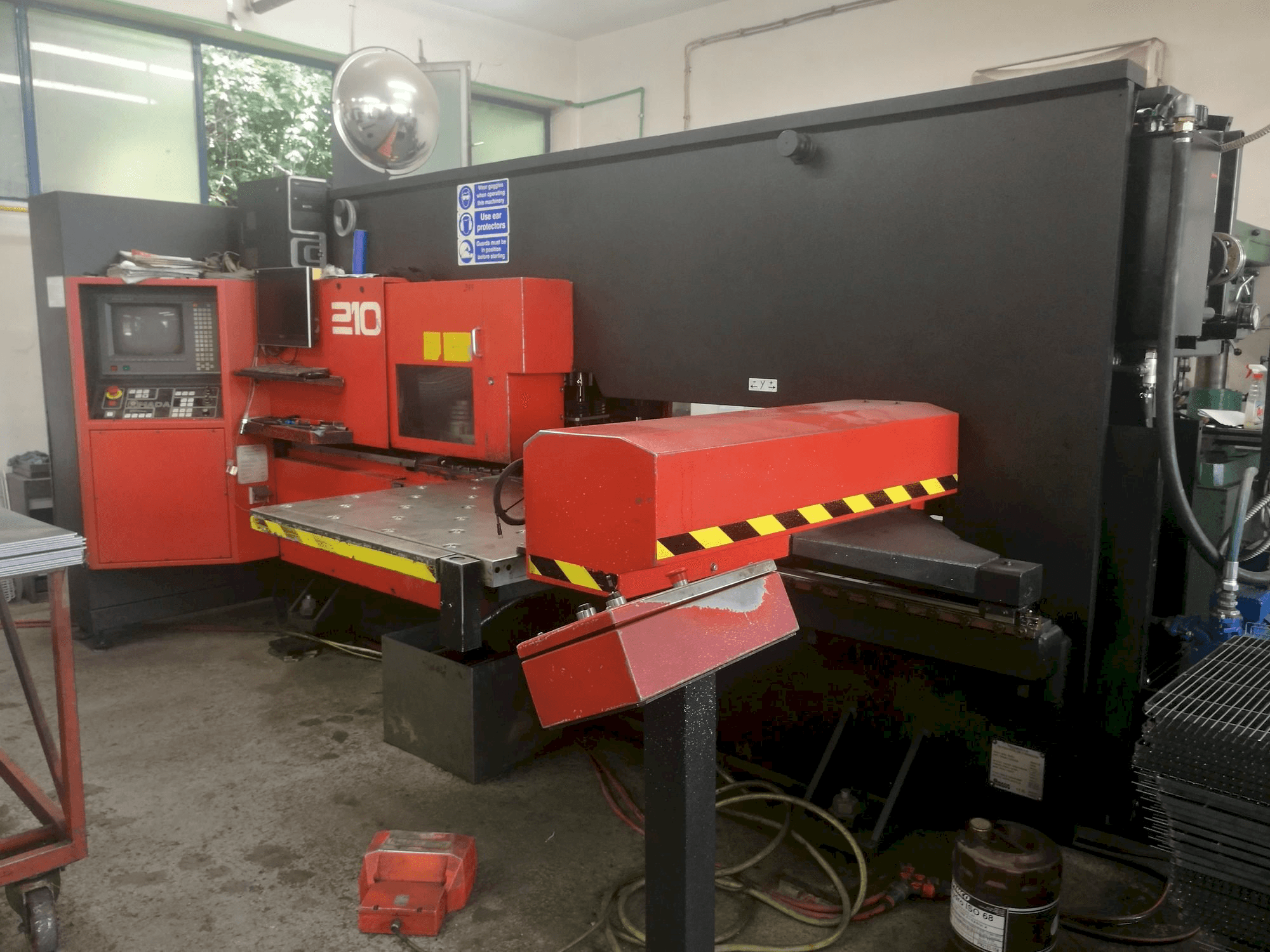 Vista frontale della macchina AMADA Arcade 210