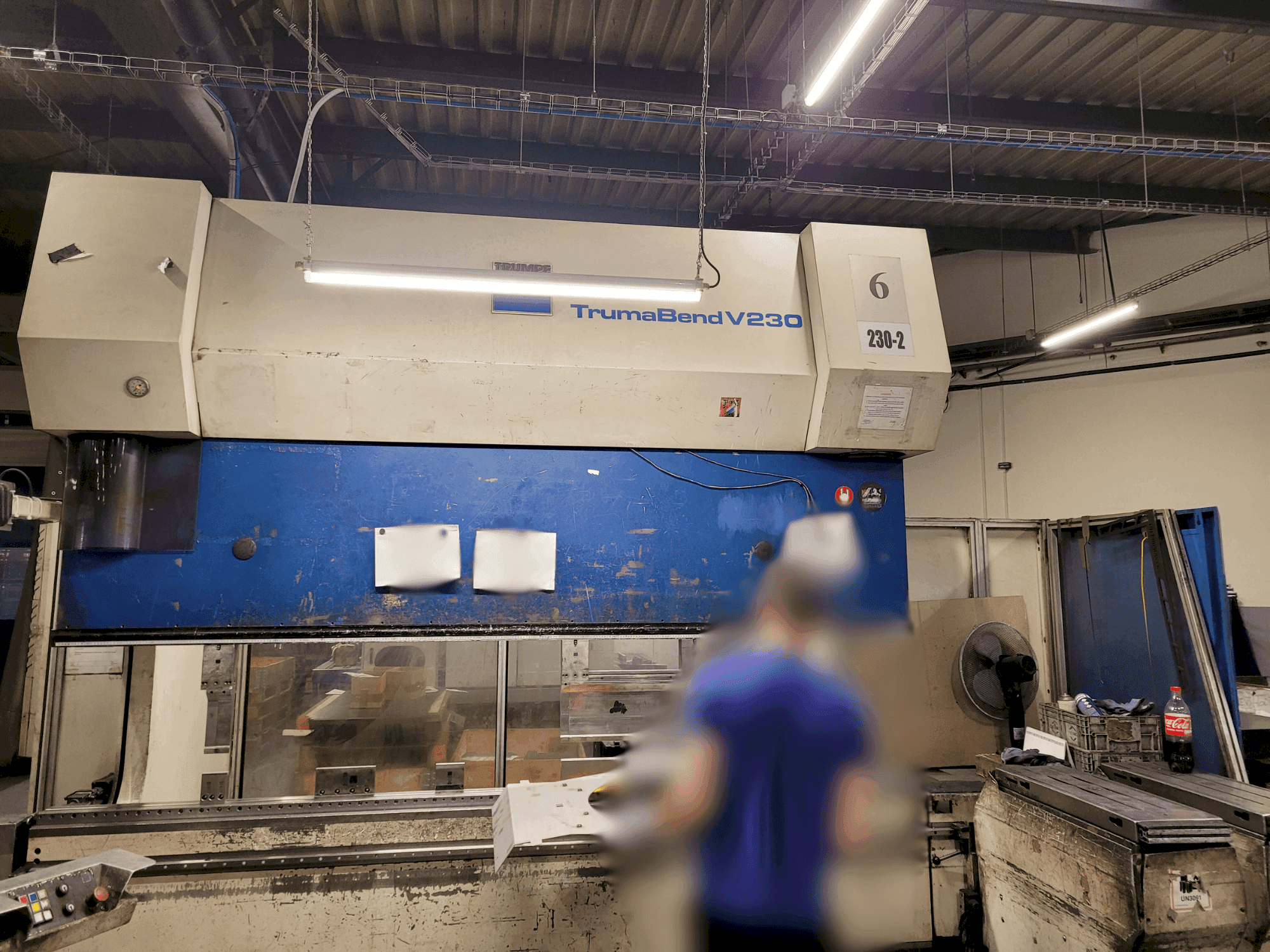 Vista frontale della macchina TRUMPF Trumabend V230