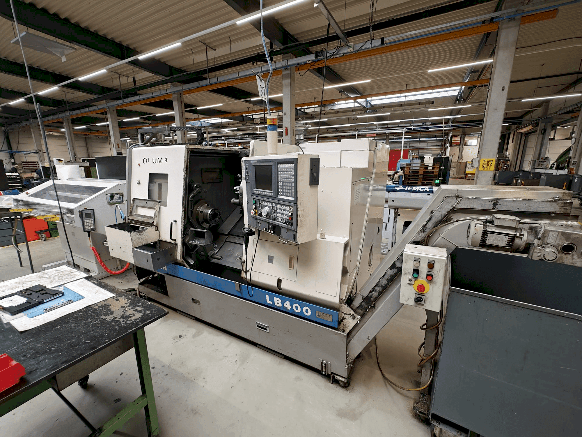 Vista frontale della macchina Okuma LB400