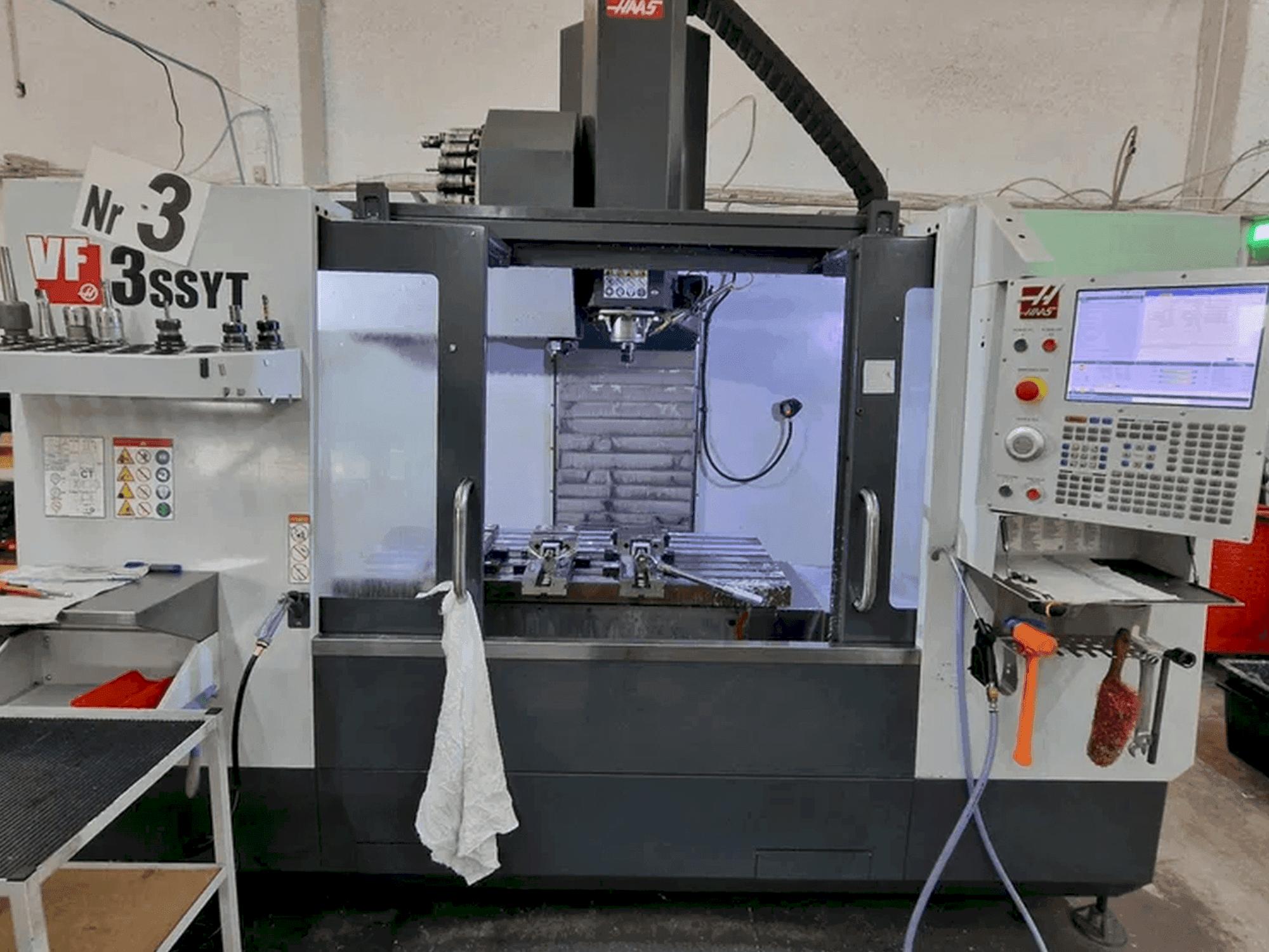 Vista frontale della macchina HAAS VF-3 SSYT