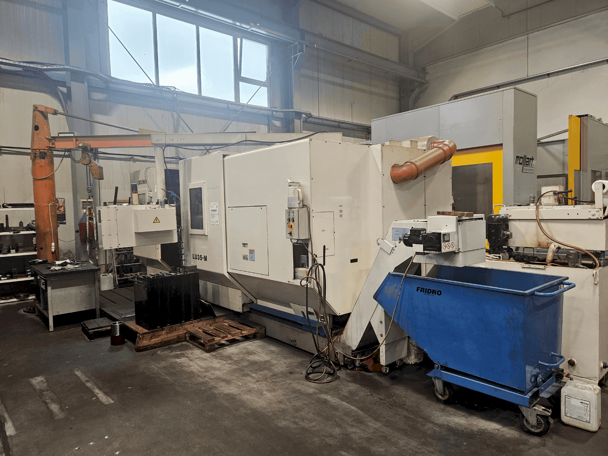 Vista frontale della macchina Okuma LU 35-M